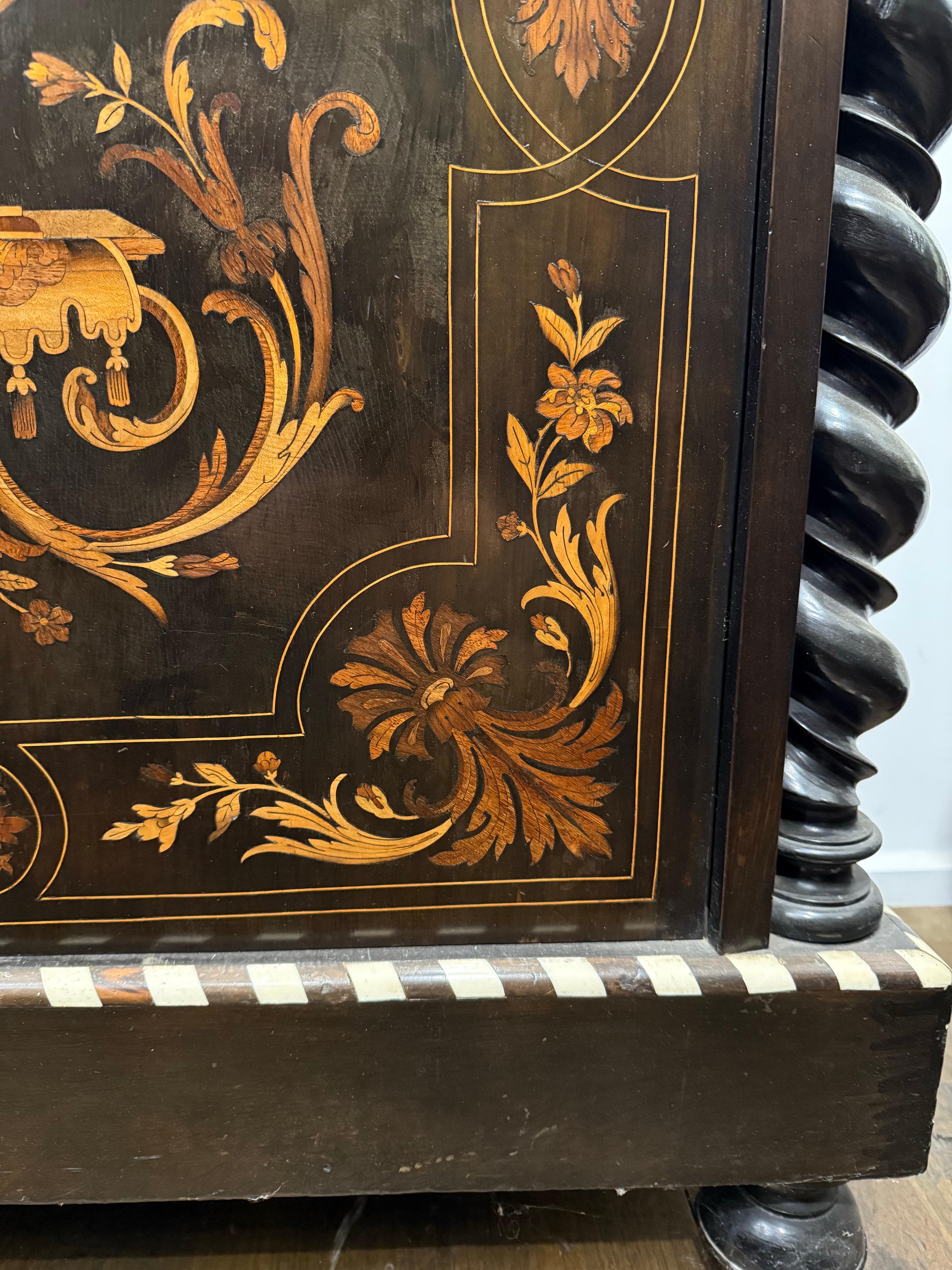 Armadio con intarsio e piano in marmo in stile William & Mary, XIX secolo in vendita 3