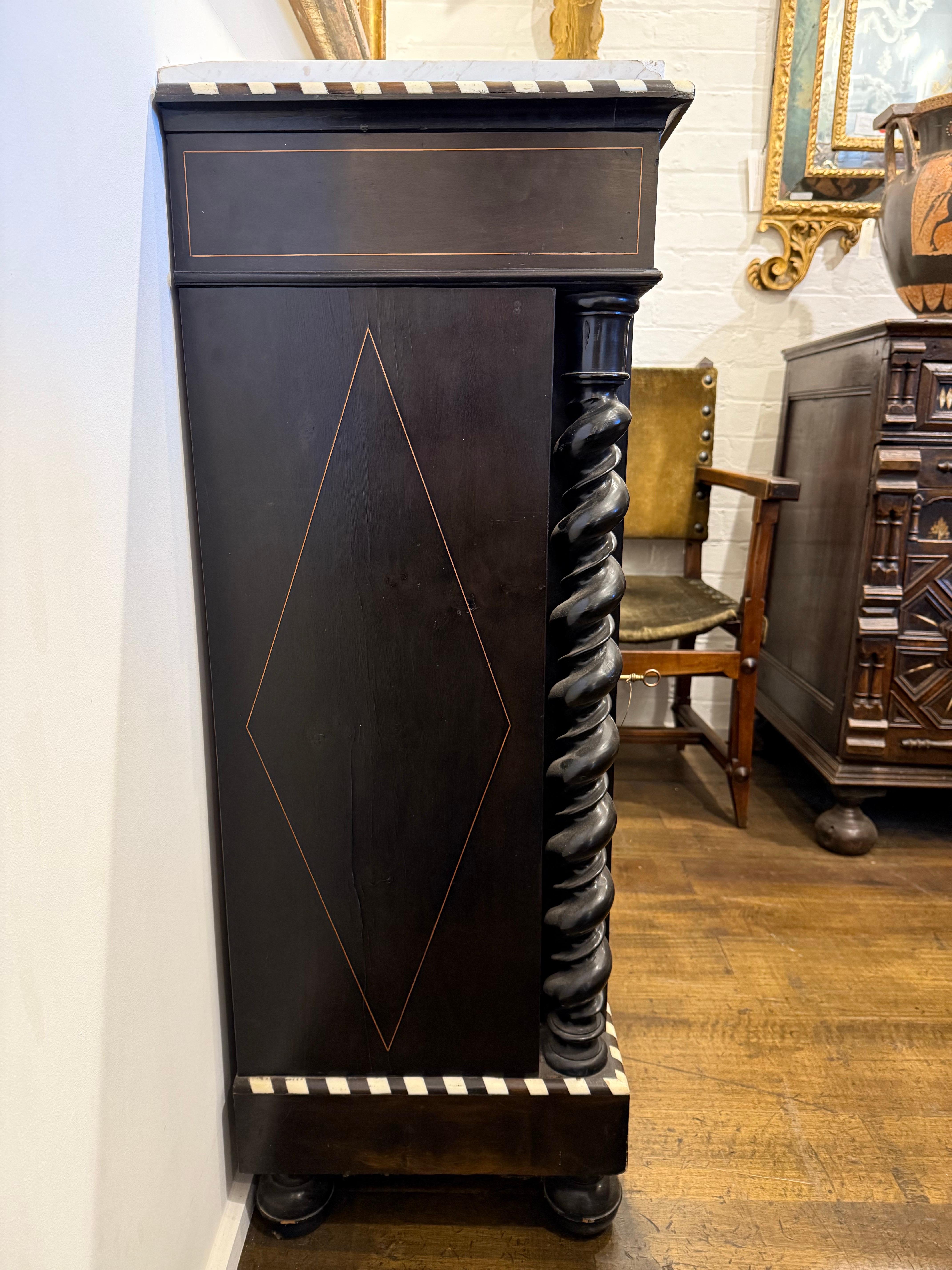 Armadio con intarsio e piano in marmo in stile William & Mary, XIX secolo in vendita 4