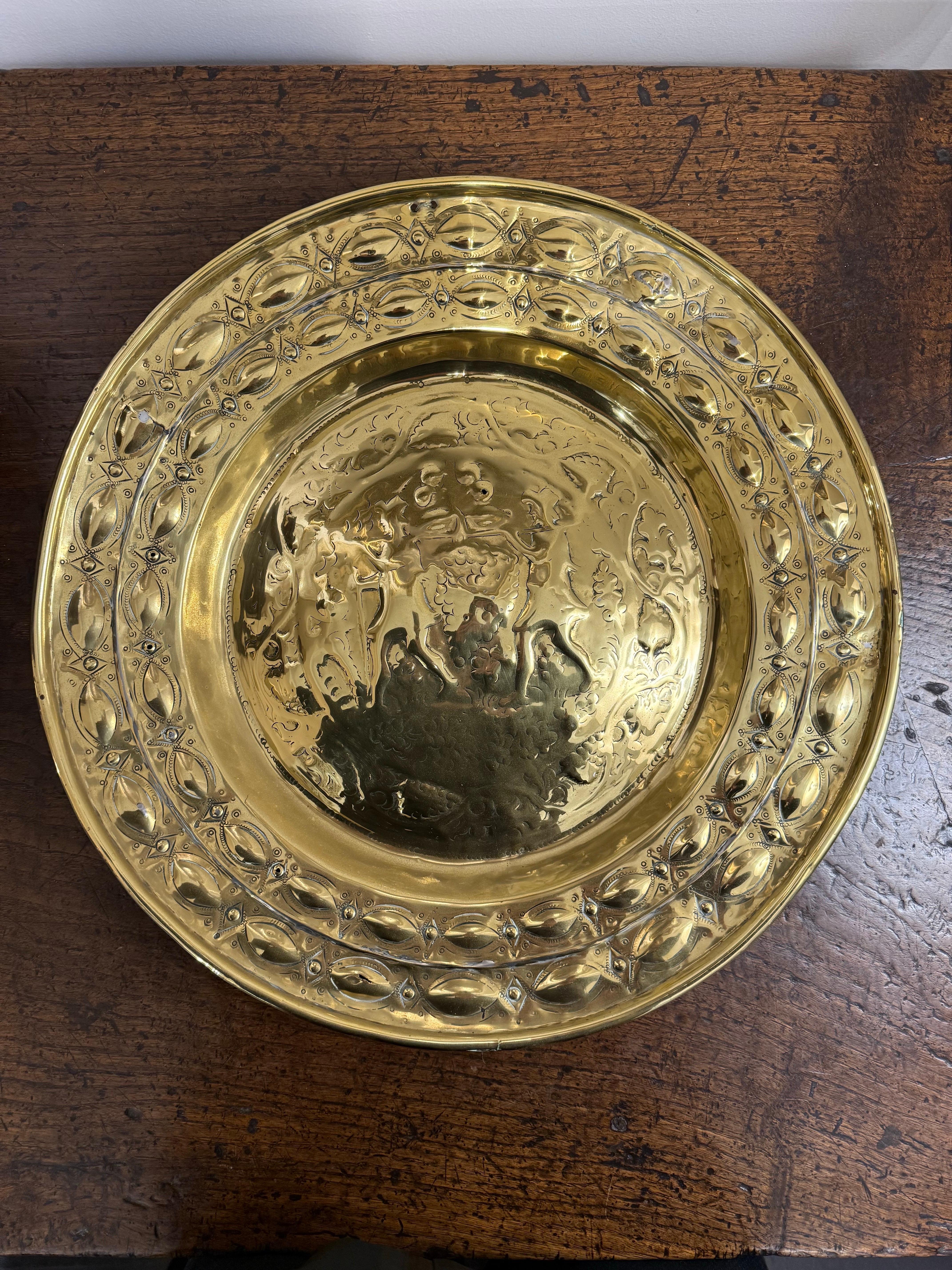 Un grande piatto da elemosina tedesco in ottone con spolvero, XVII secolo

Questi piatti erano originariamente utilizzati come posate quotidiane dai ricchi durante il periodo medievale, per servire il cibo o per contenere l'acqua per il lavaggio