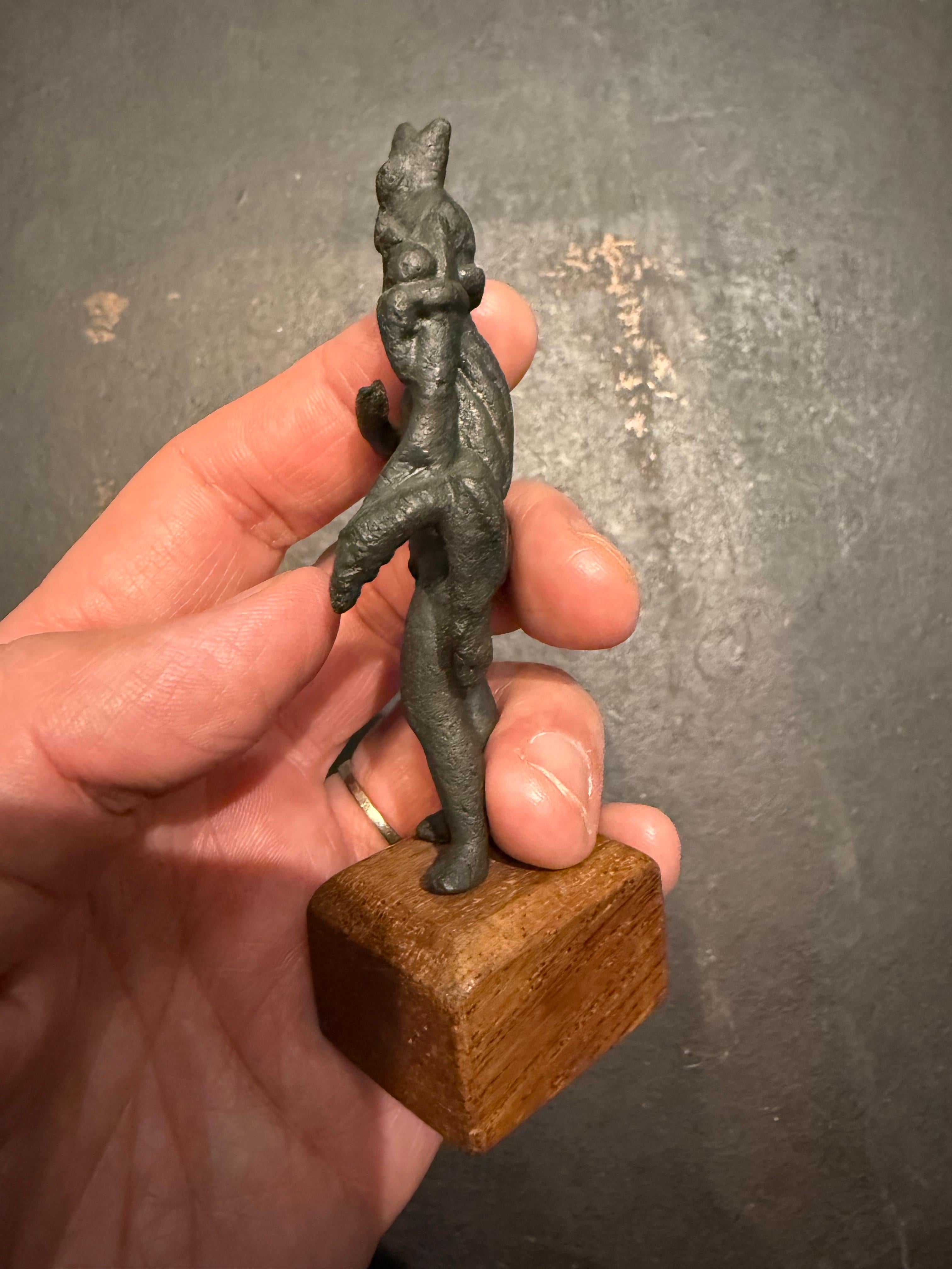 Una piccola statua egizia in bronzo di Arpocrate Ex Sotheby's in vendita 3