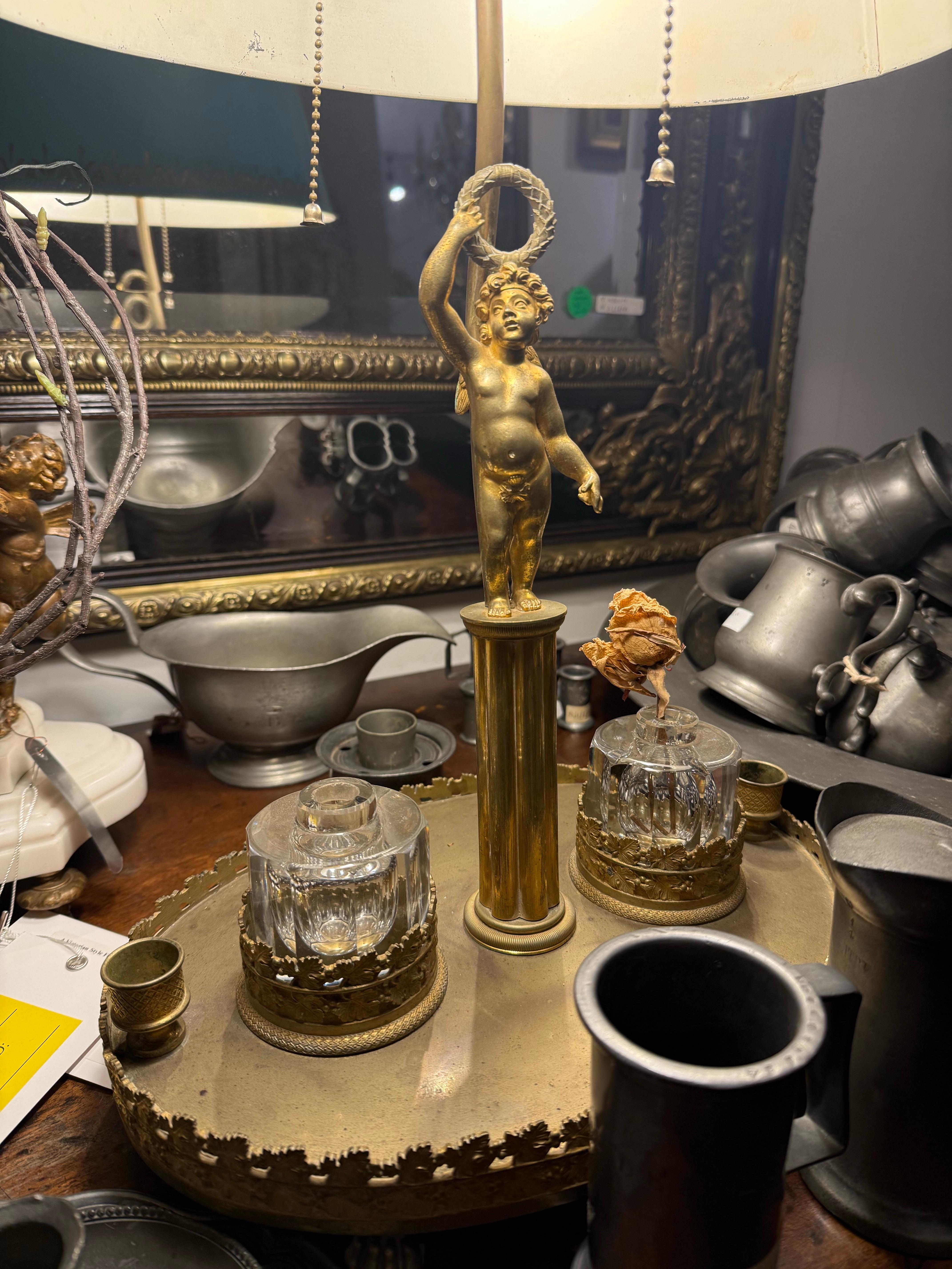 XX secolo Lampada da scrivania francese con calamaio figurato in bronzo e paralume in tiglio in vendita