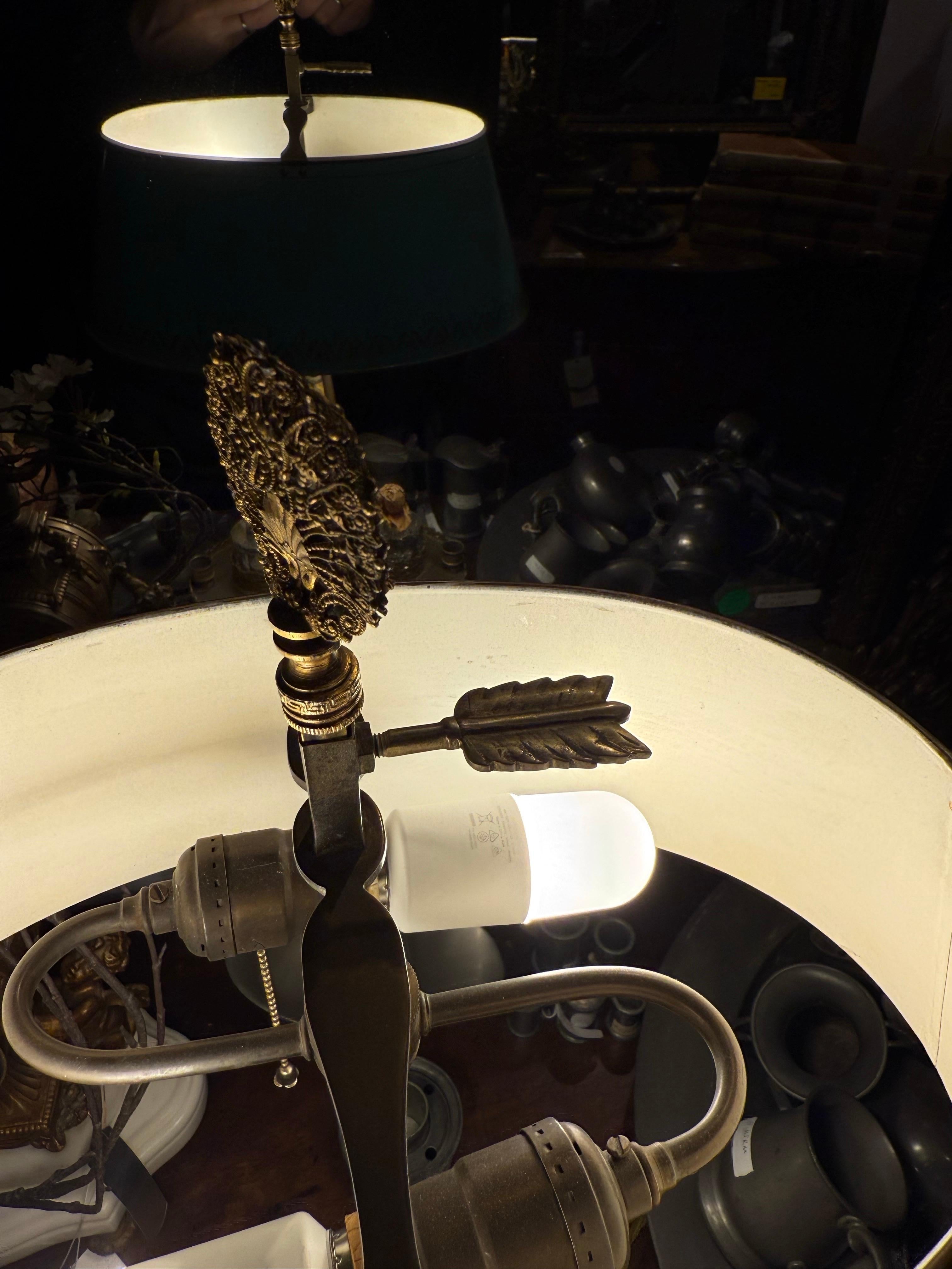Lampada da scrivania francese con calamaio figurato in bronzo e paralume in tiglio in vendita 5