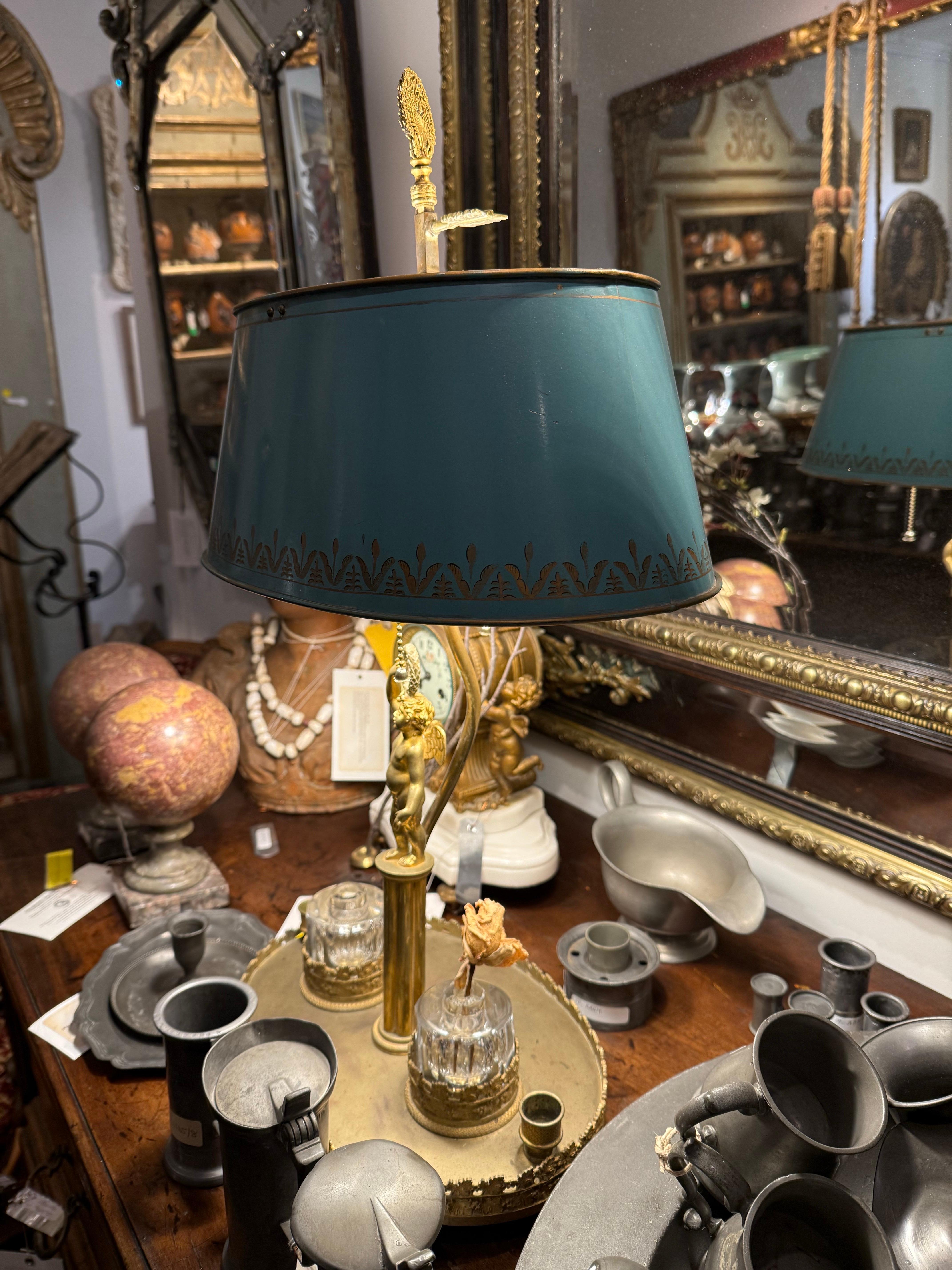 Lampada da scrivania francese con calamaio figurato in bronzo e paralume in tiglio in vendita 1
