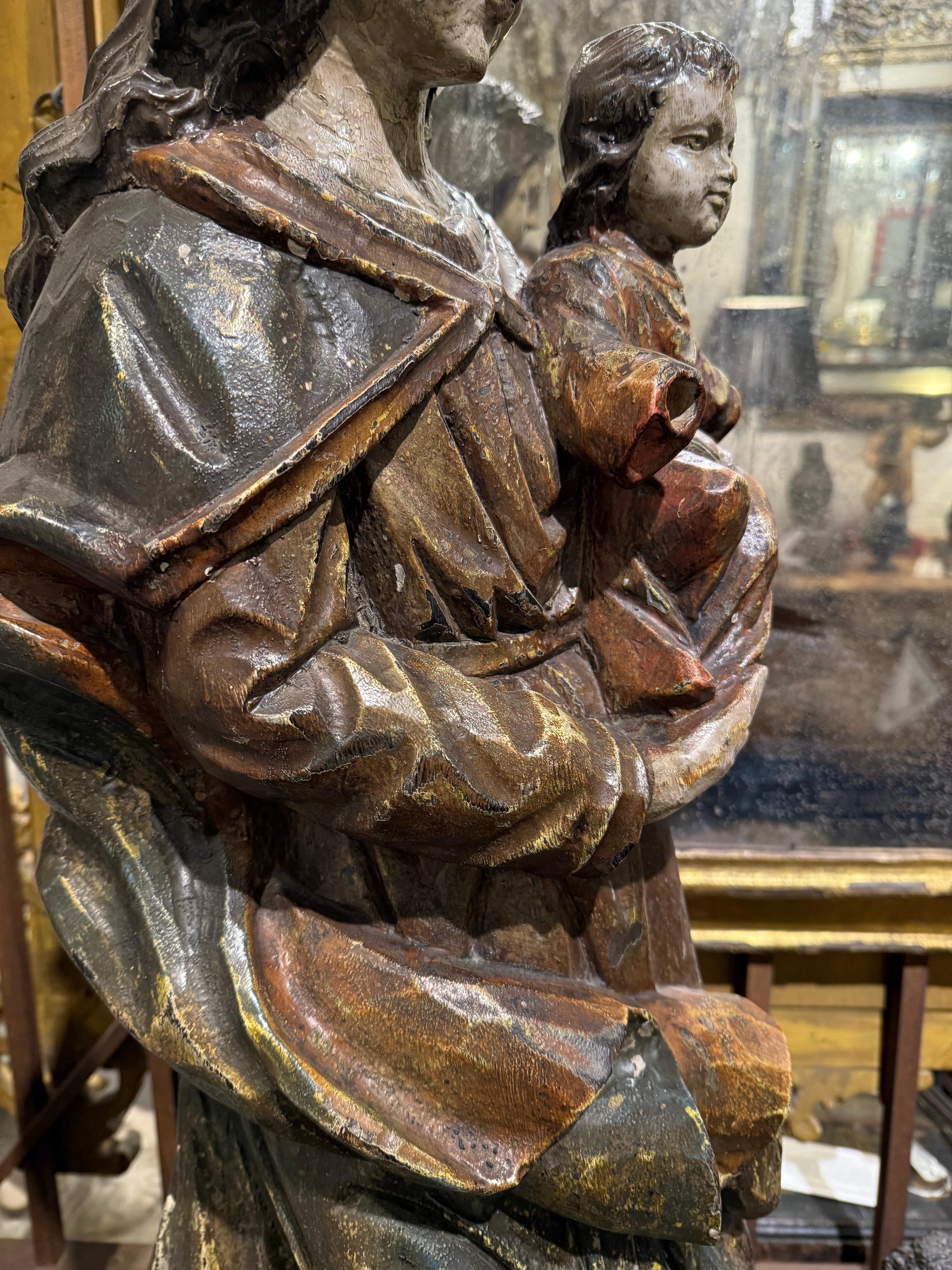 Legno massiccio Figura scolpita e dipinta in policromia della Vergine e di Cristo, XVIII secolo in vendita