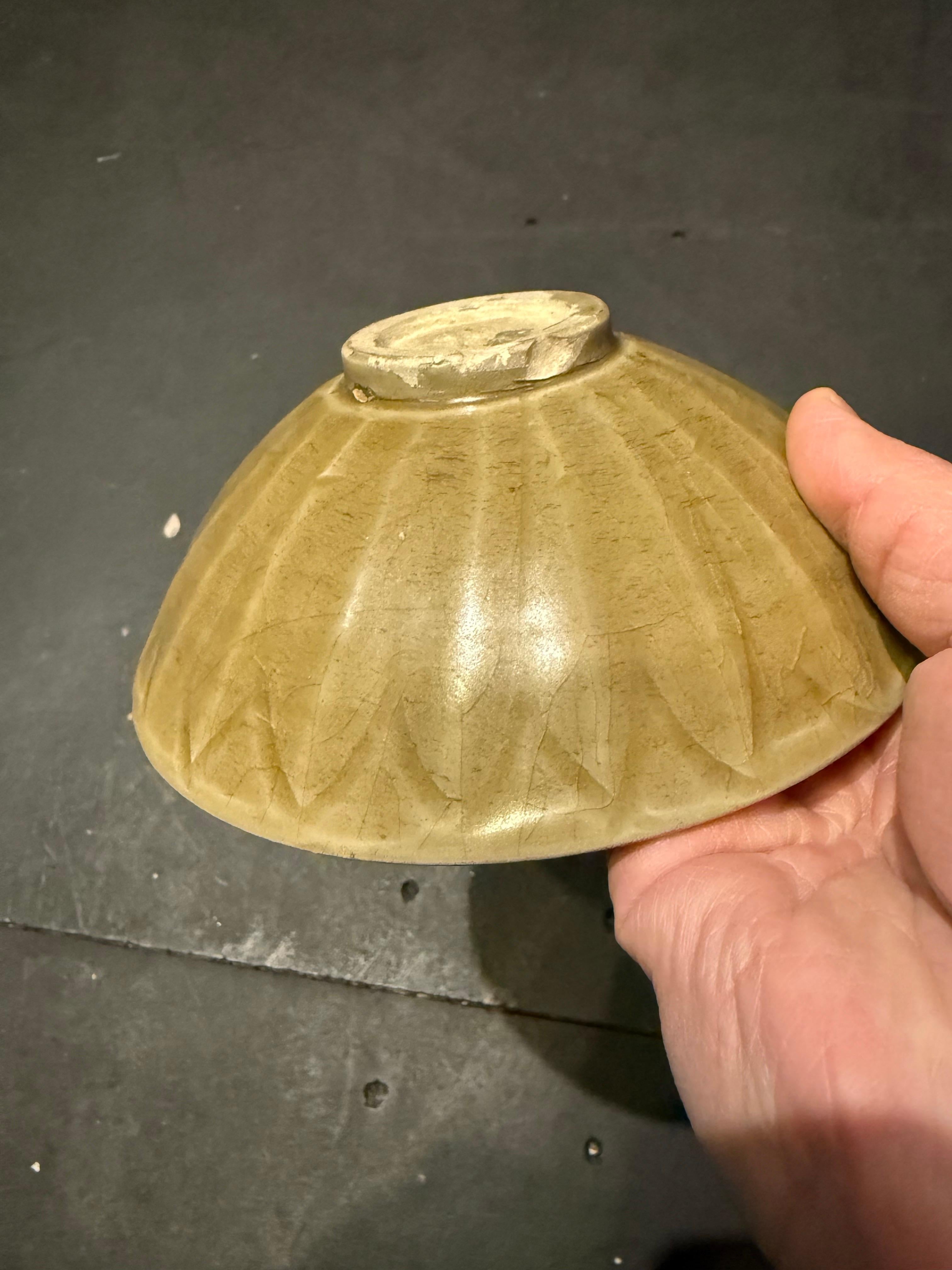 Una ciotola di loto cinese in celadon Longquan, dinastia Ming In condizioni buone in vendita a ARMADALE, VIC