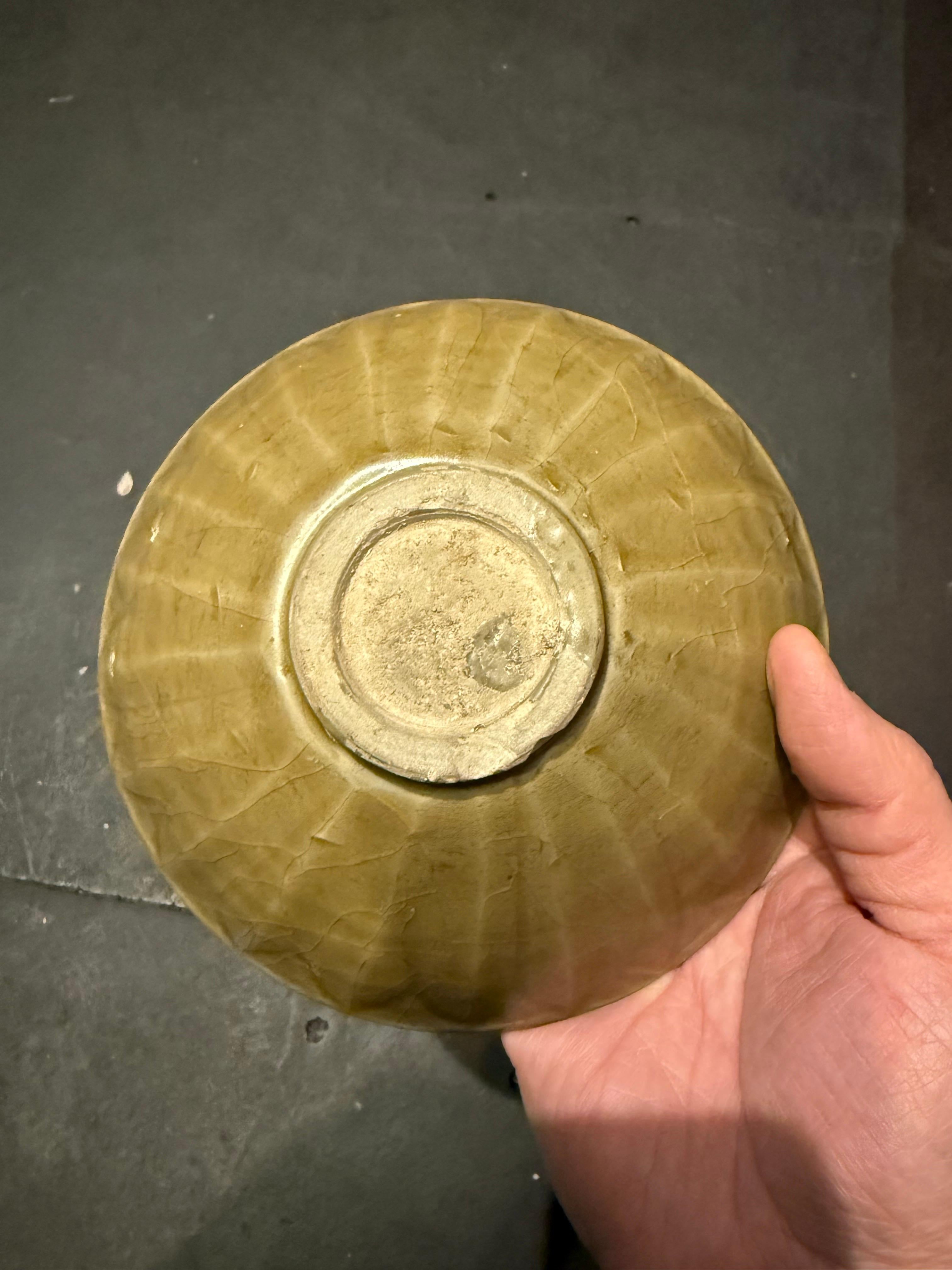 Fino al XVIII secolo Una ciotola di loto cinese in celadon Longquan, dinastia Ming in vendita