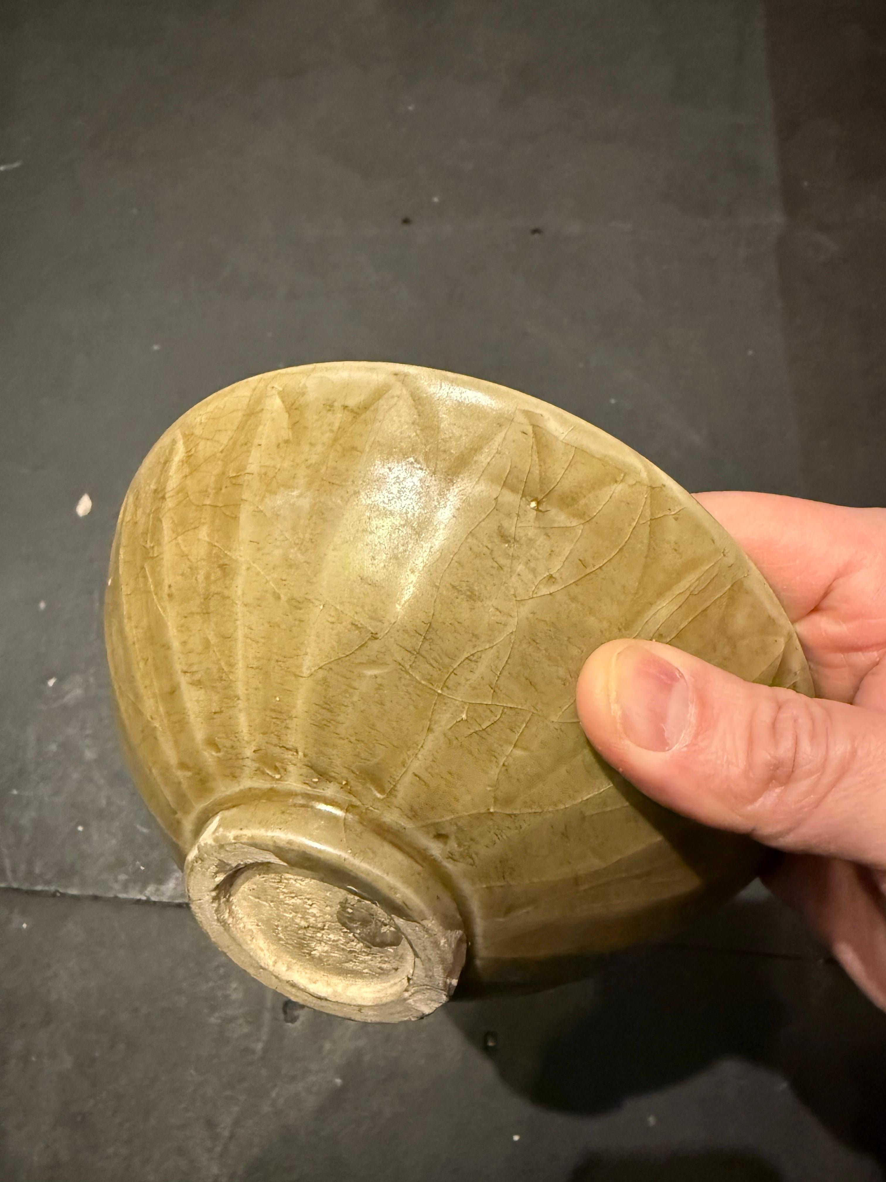 Ceramica Una ciotola di loto cinese in celadon Longquan, dinastia Ming in vendita
