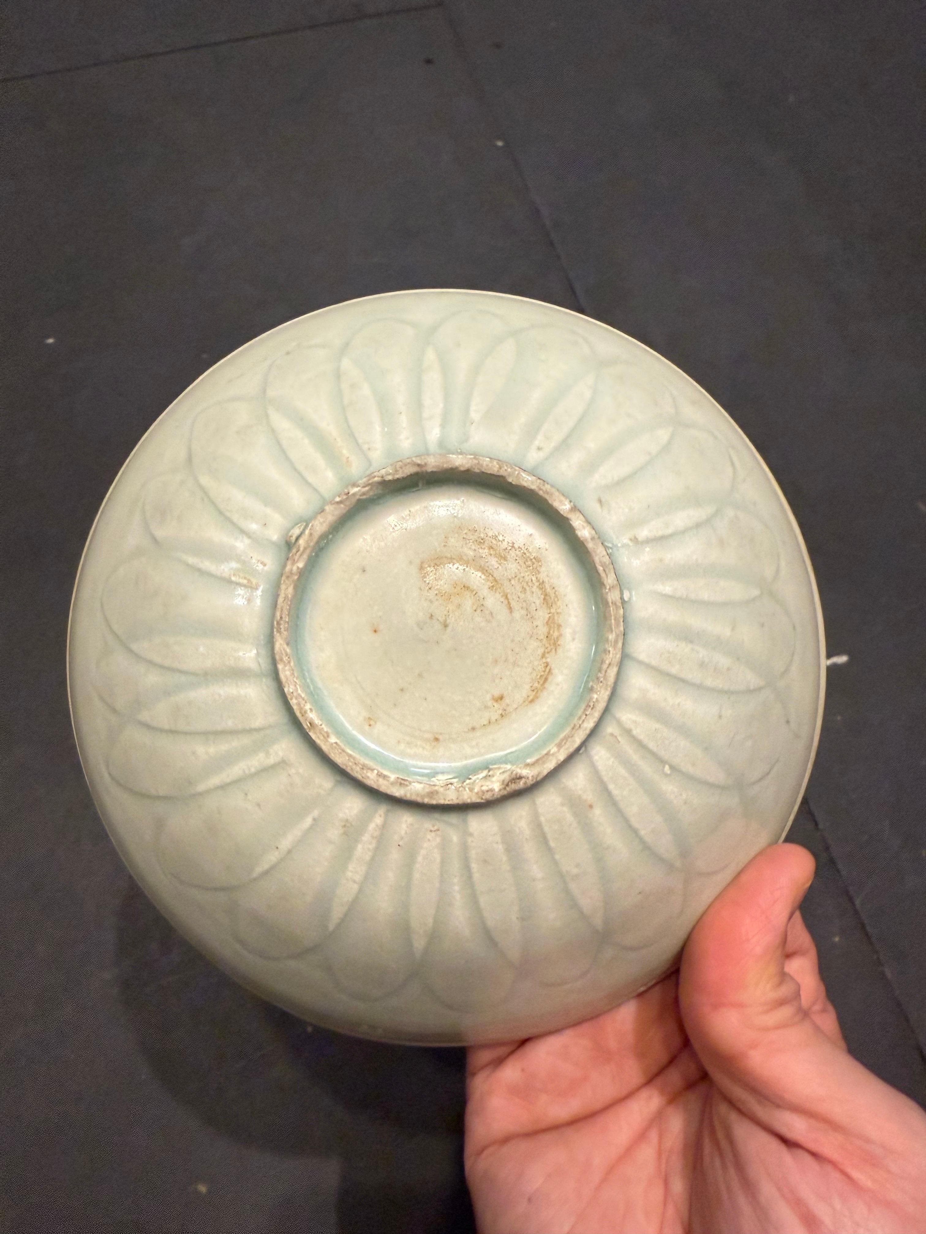 Eine QINGBAI-Schale aus der Song Dynasty Ex Sotheby's (Keramik) im Angebot