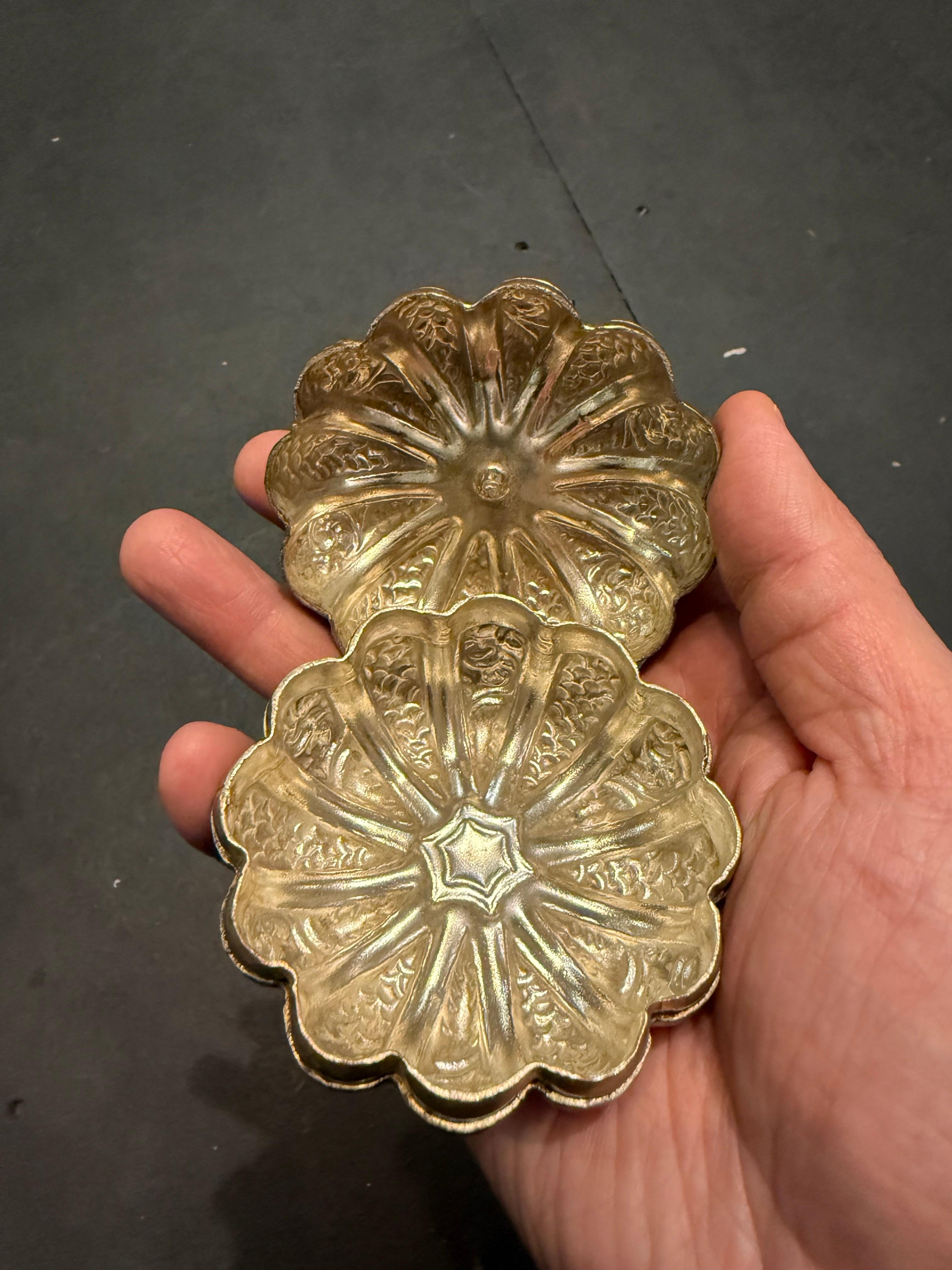 A Chinese Silver Apple Shaped Lidded Jewellery Box, Early 20th Century For Sale 2
