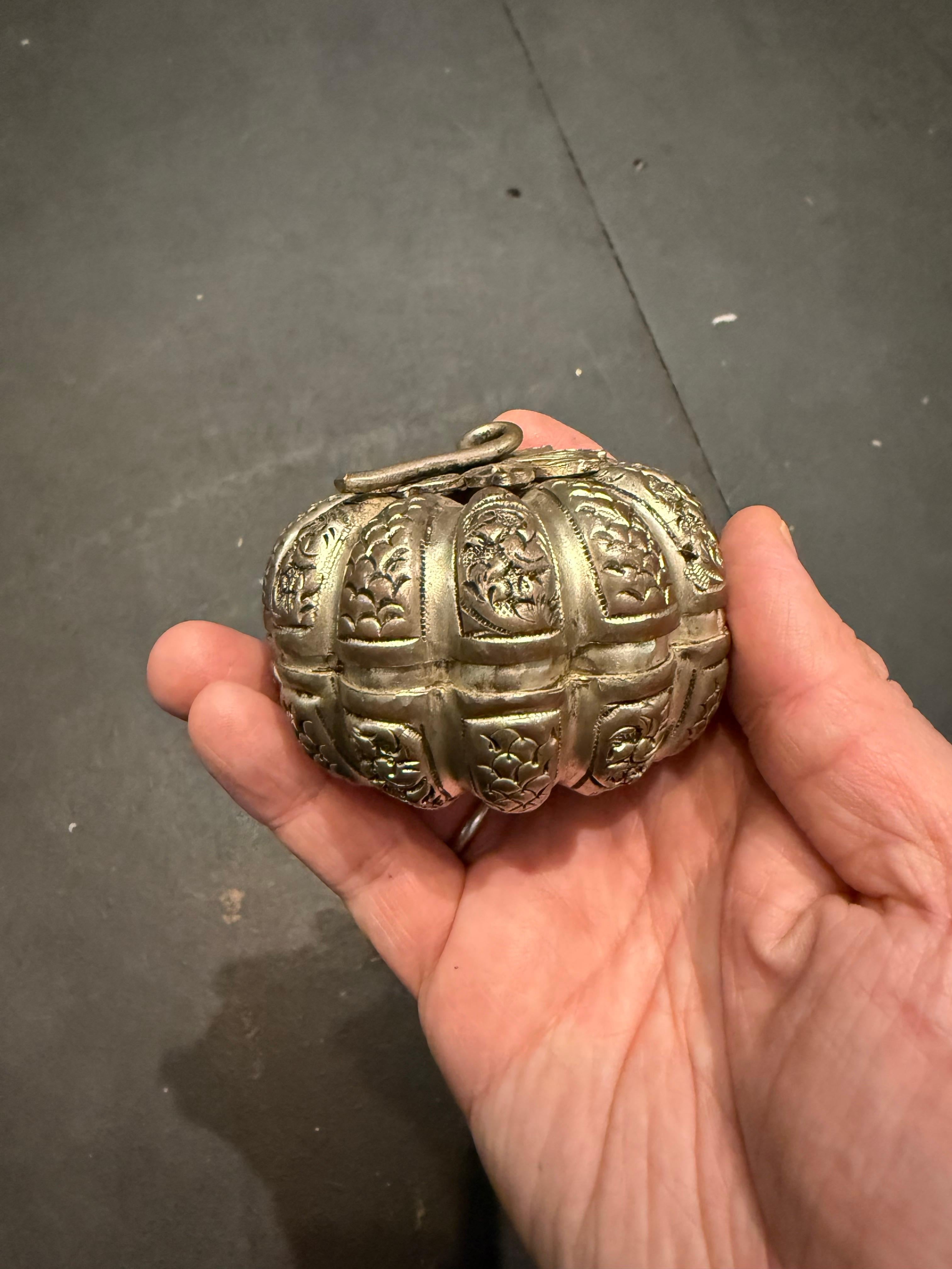 A Chinese Silver Apple Shaped Lidded Jewellery Box, Early 20th Century For Sale 1