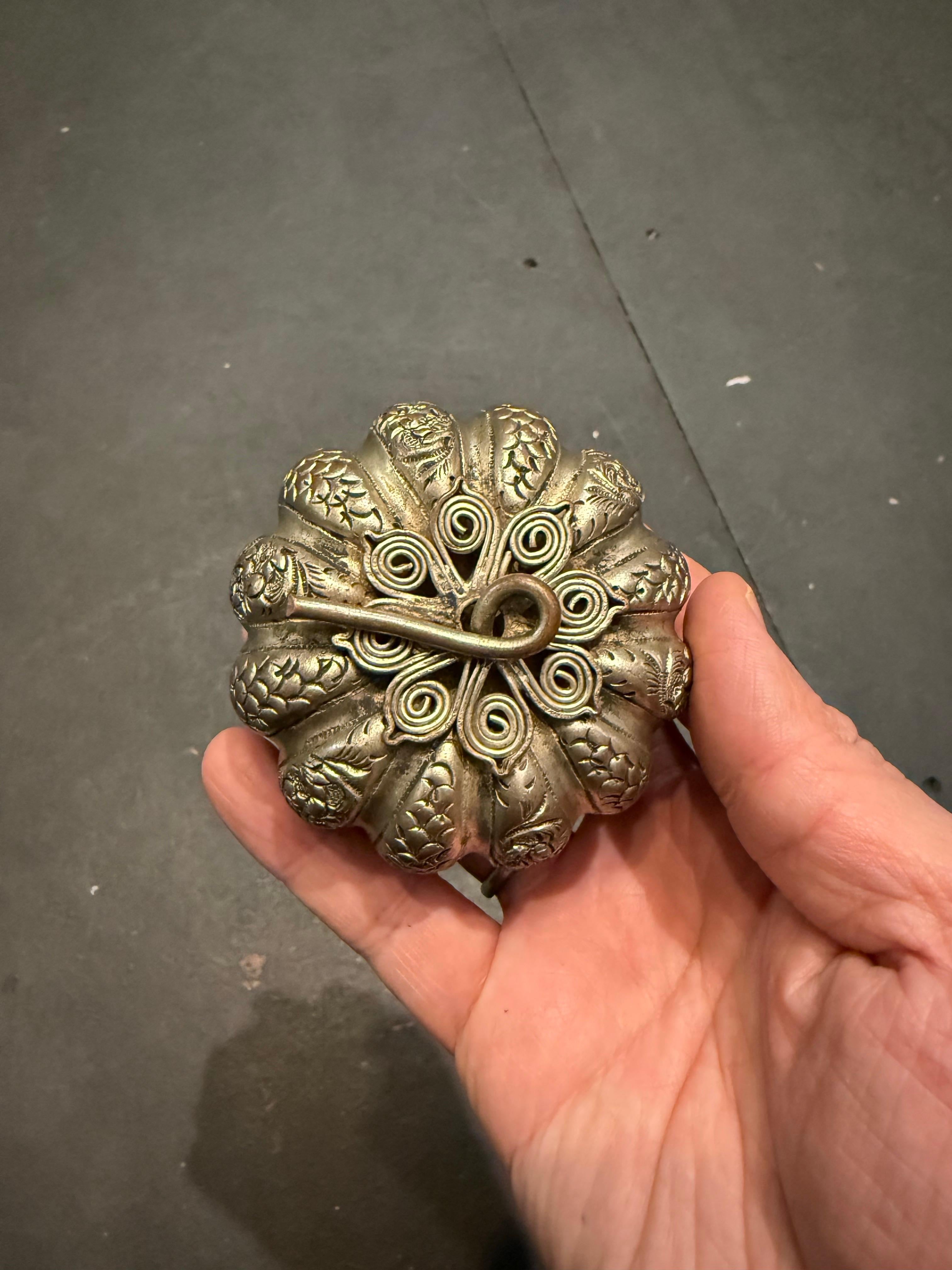 A Chinese Silver Apple Shaped Lidded Jewellery Box, Early 20th Century For Sale 4