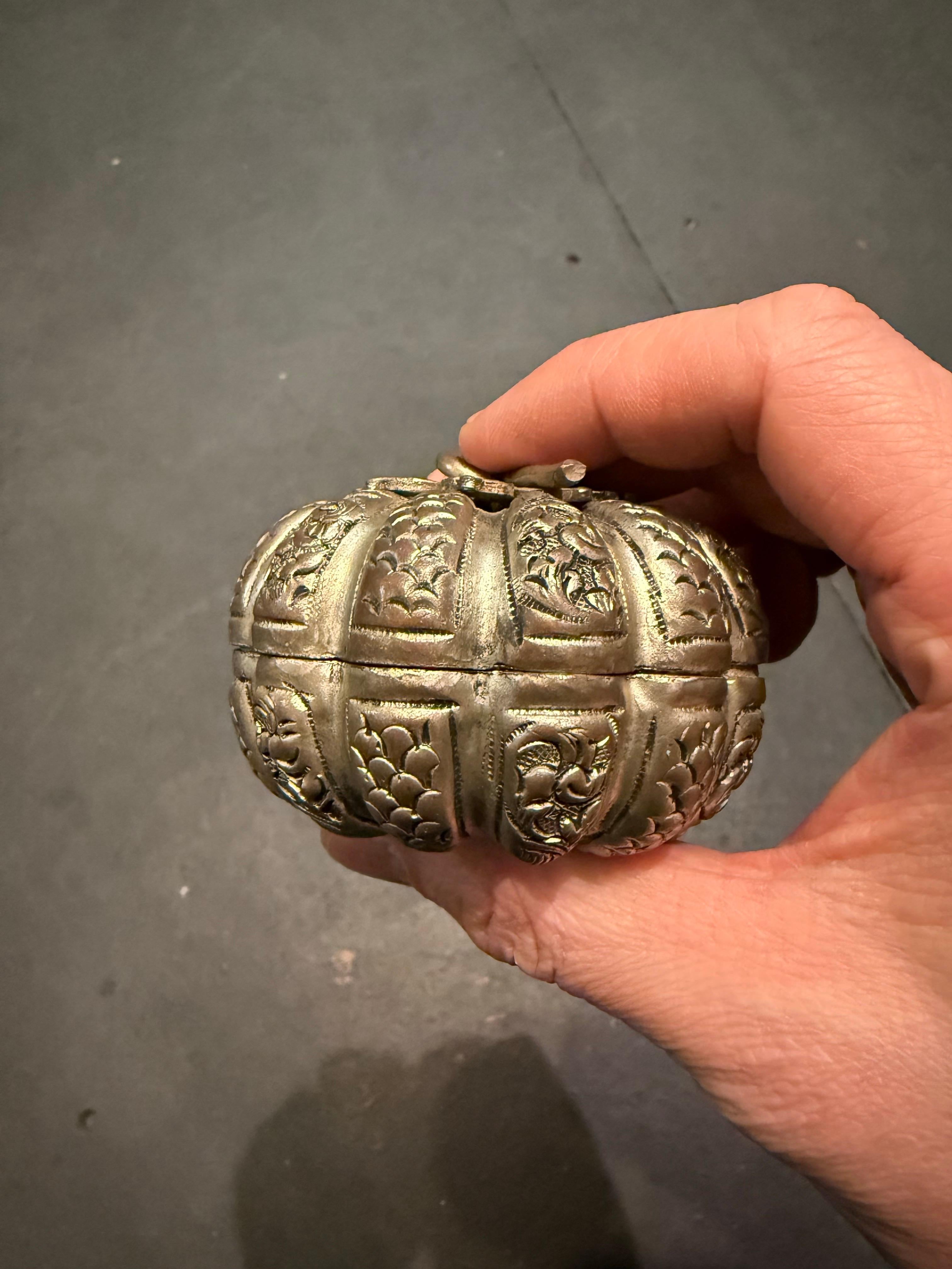A Chinese Silver Apple Shaped Lidded Jewellery Box, Early 20th Century For Sale 5