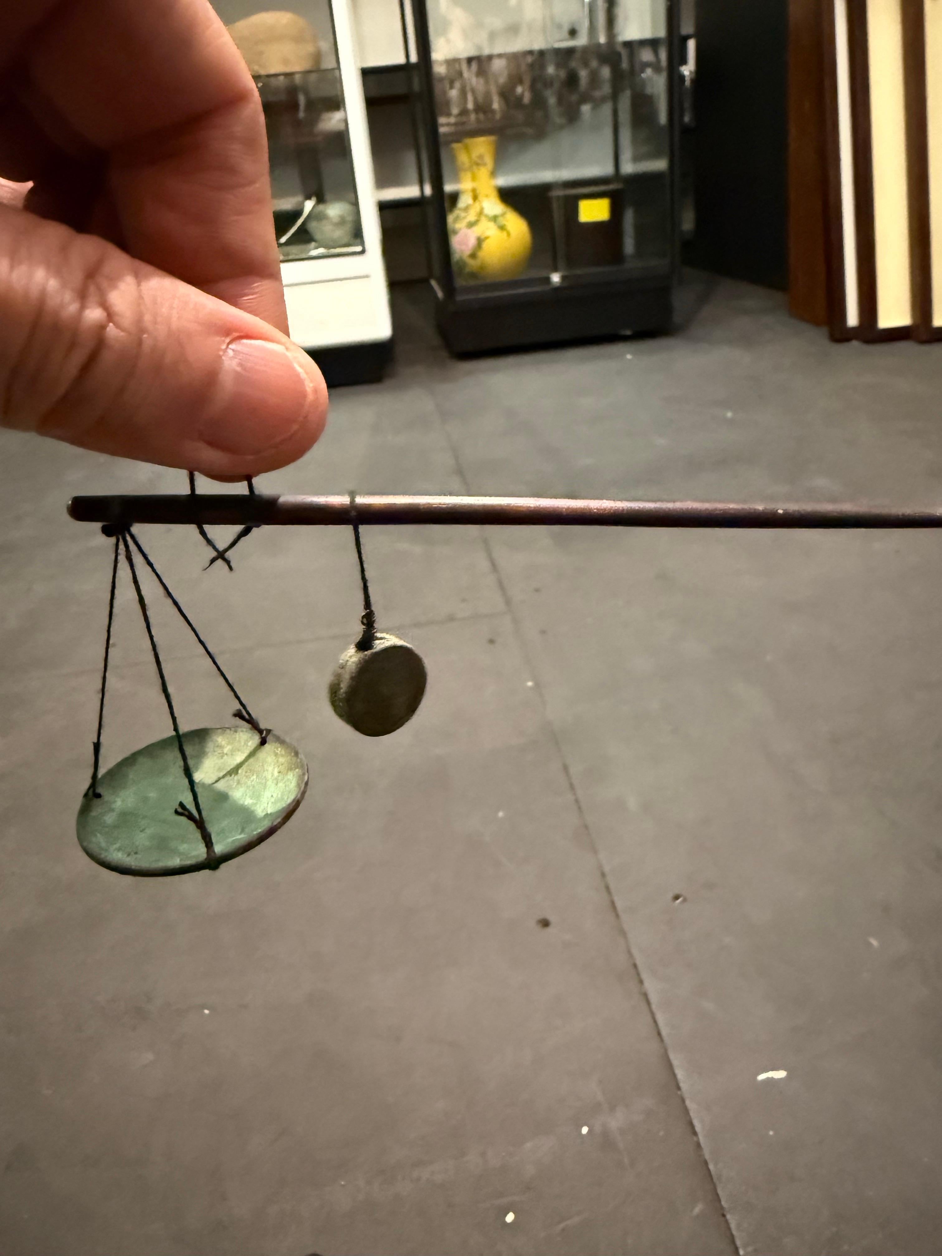 Antike chinesische Medizinschale und Gewicht aus Metall mit Zitan-Etui aus Metall, 19. Jahrhundert im Angebot 4