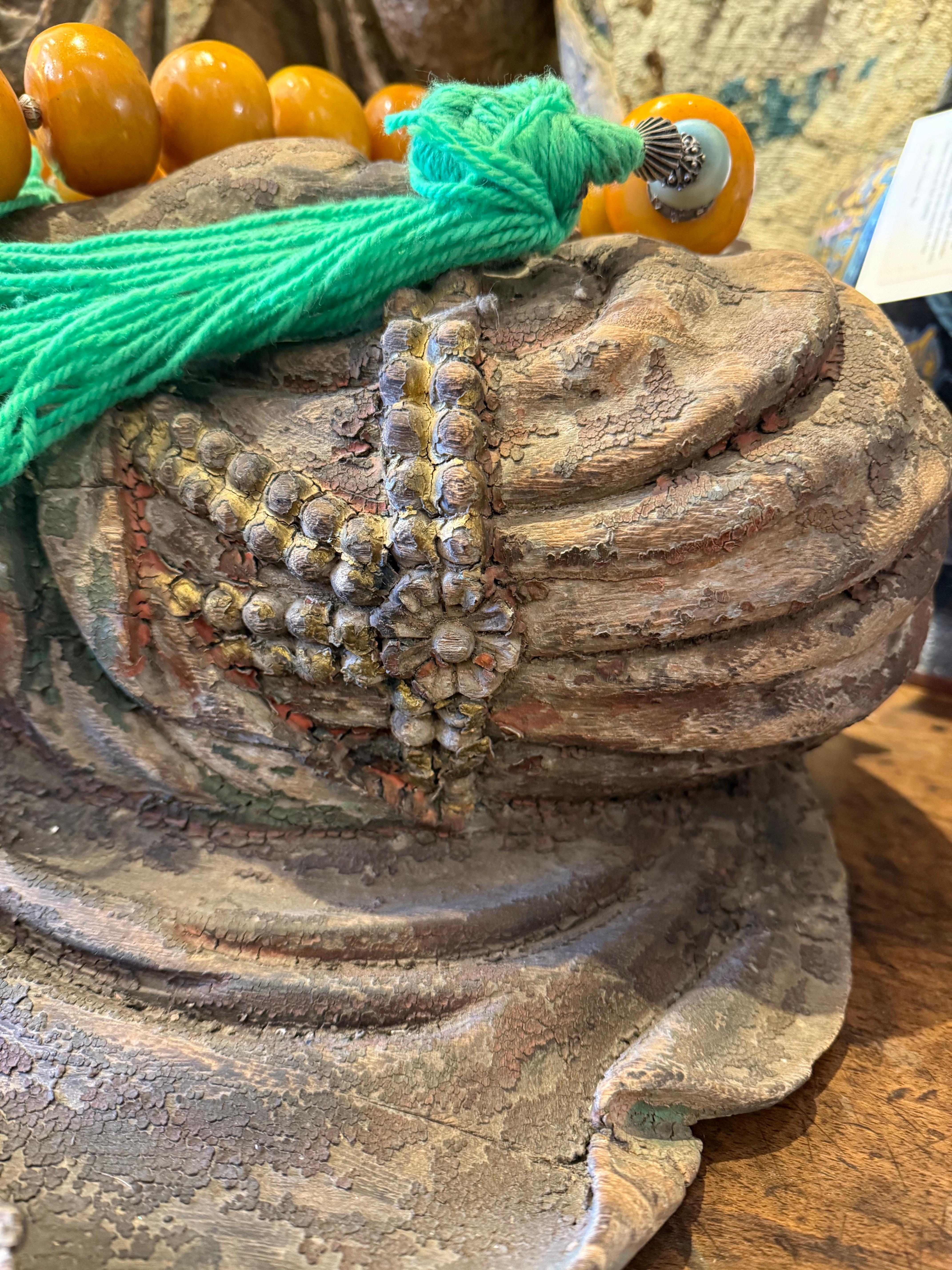 Una grande figura di Guanyin in legno intagliato cinese, tarda dinastia Qing in vendita 1