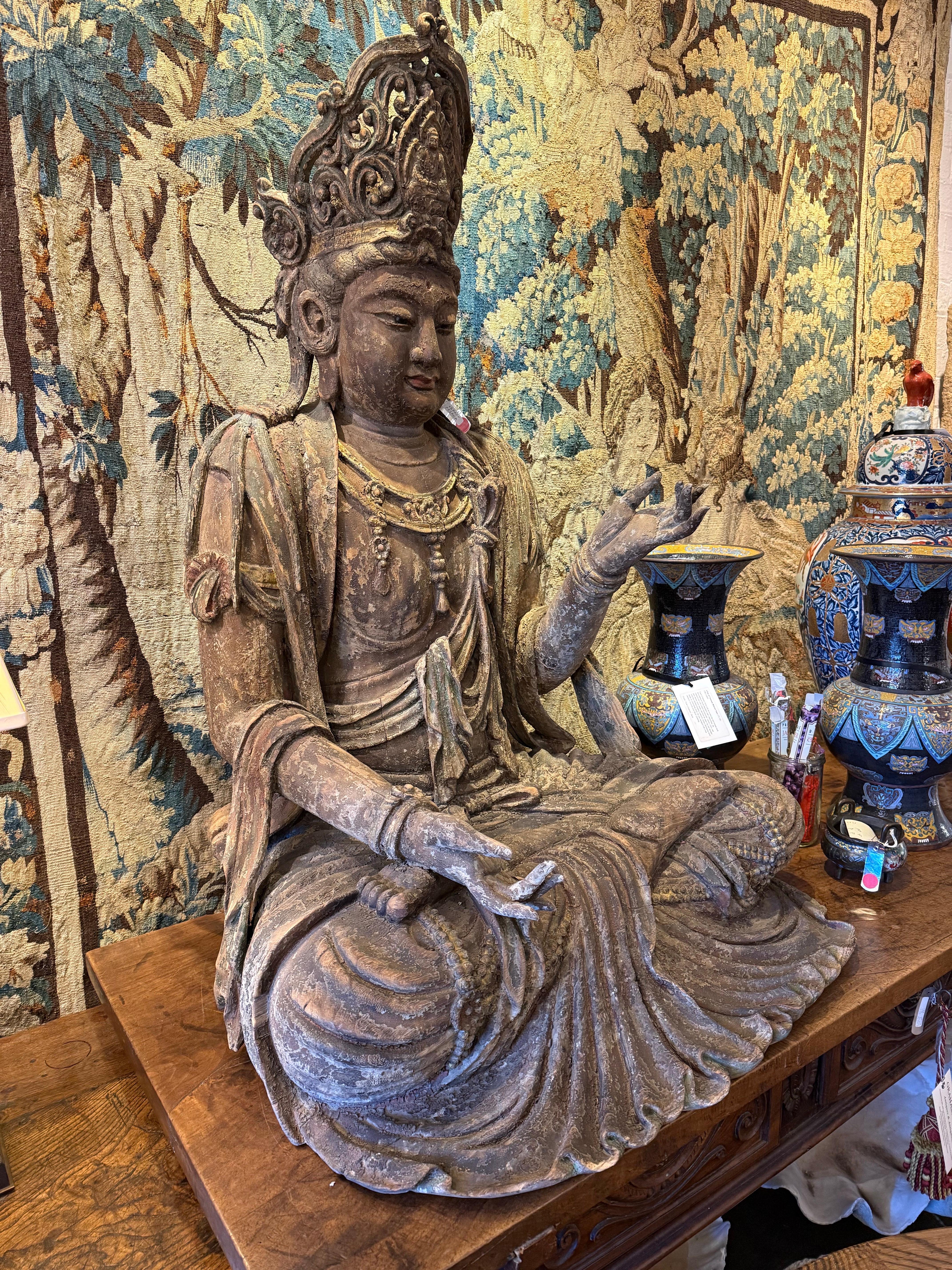 Legno massiccio Una grande figura di Guanyin in legno intagliato cinese, tarda dinastia Qing in vendita