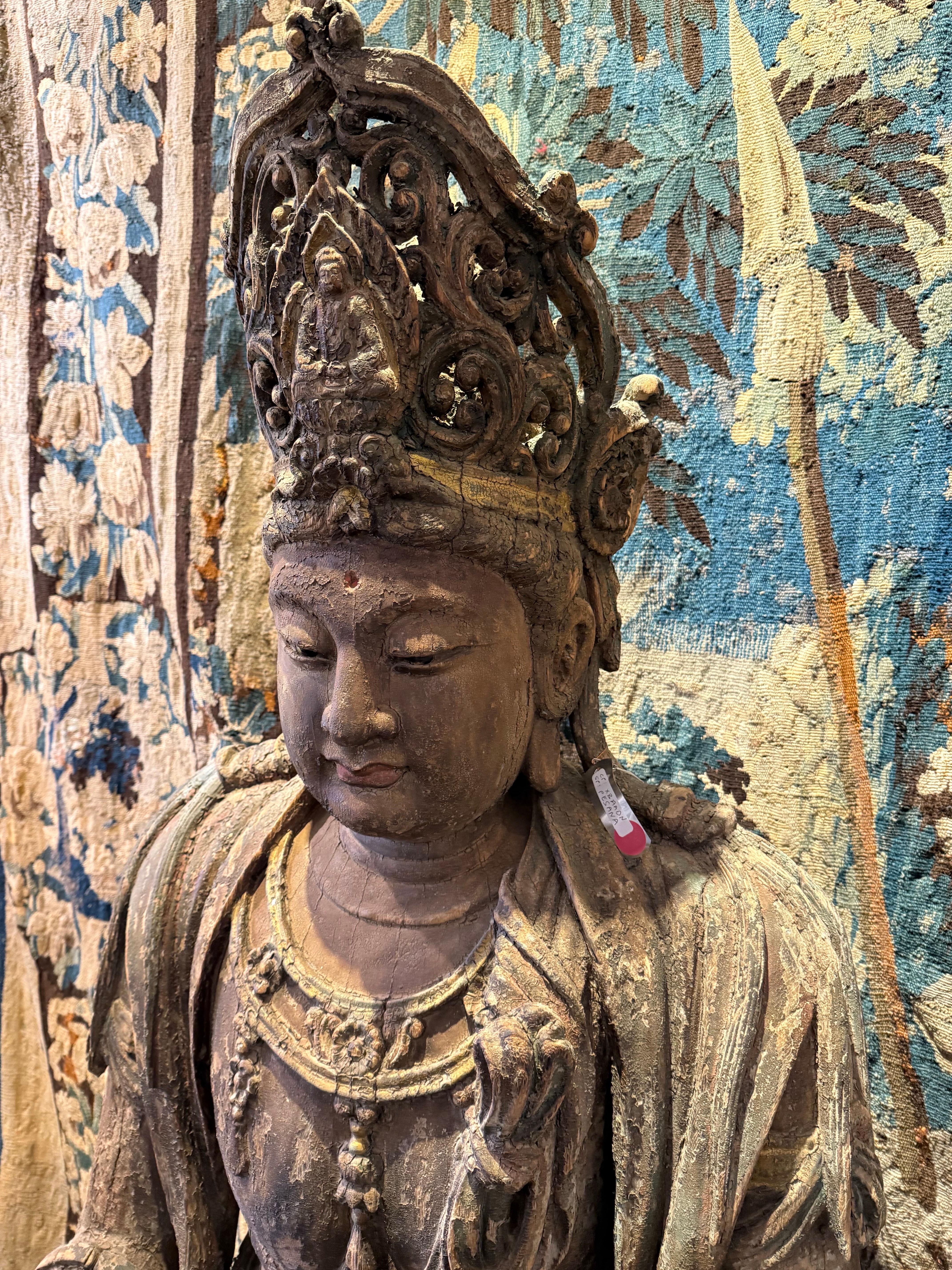 Una grande figura di Guanyin in legno intagliato cinese, tarda dinastia Qing in vendita 2