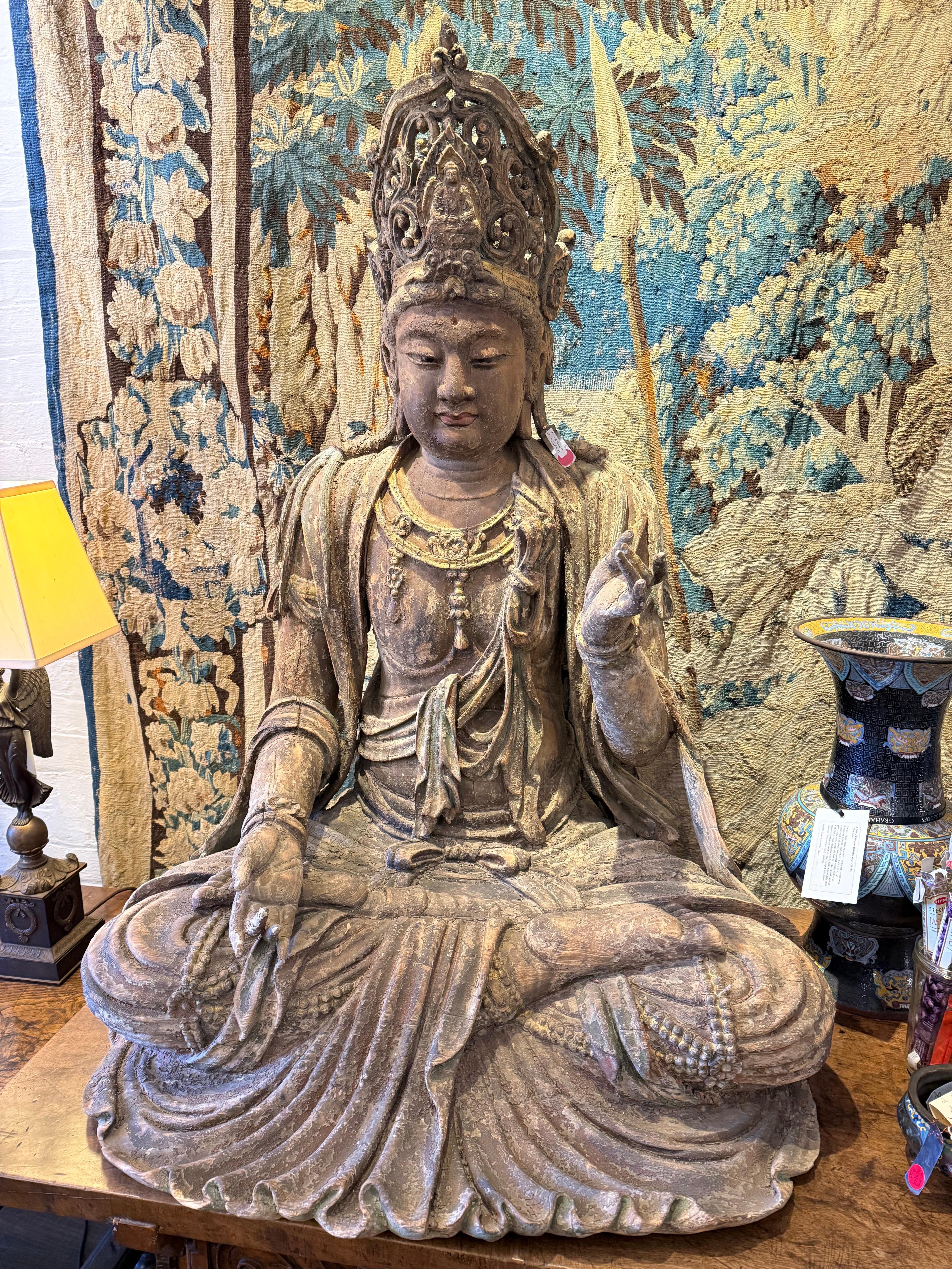 Una grande figura di Guanyin in legno intagliato cinese, tarda dinastia Qing in vendita 3