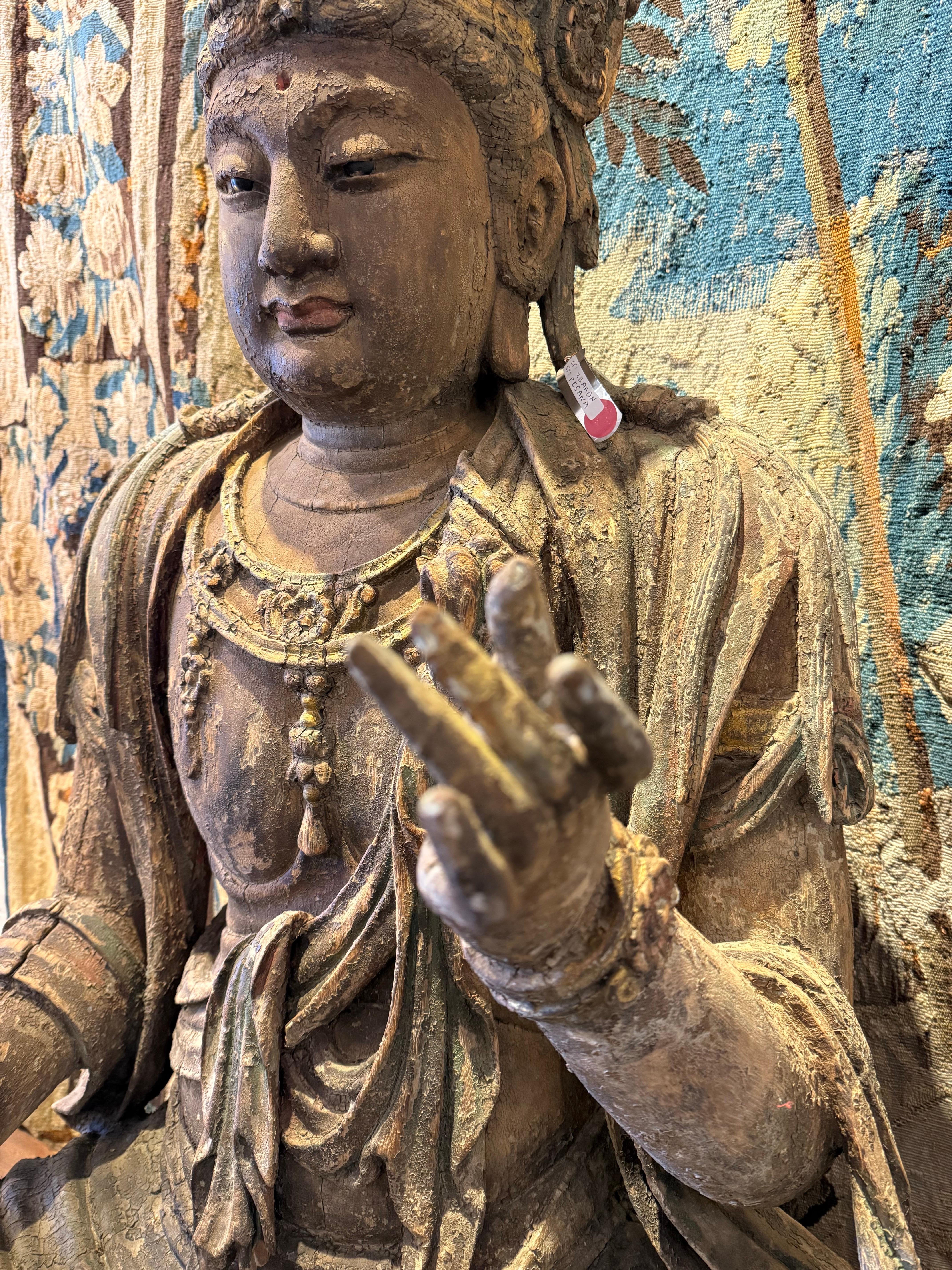 Una grande figura di Guanyin in legno intagliato cinese, tarda dinastia Qing in vendita 5