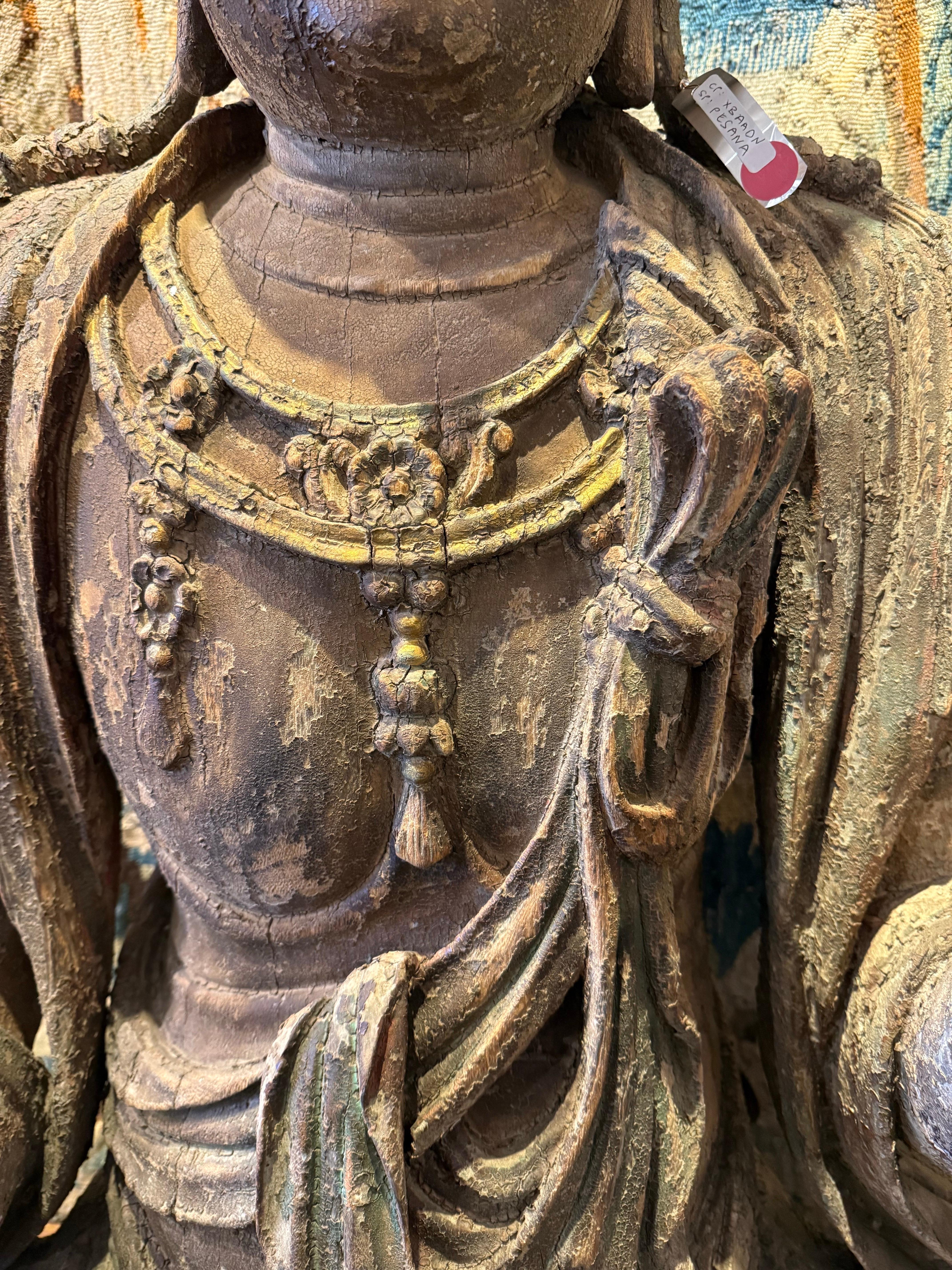 Una grande figura di Guanyin in legno intagliato cinese, tarda dinastia Qing in vendita 4