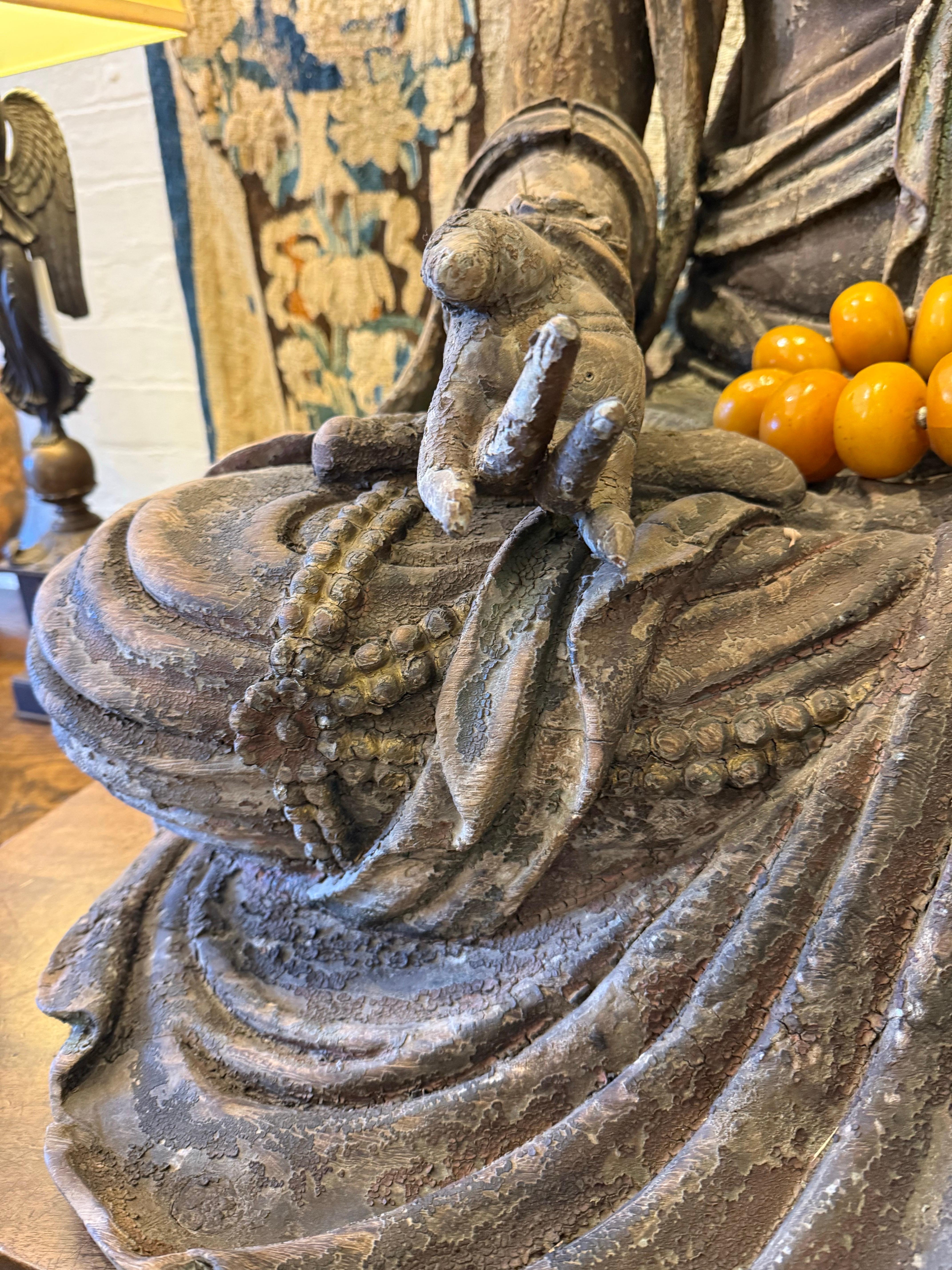 Una grande figura di Guanyin in legno intagliato cinese, tarda dinastia Qing in vendita 6