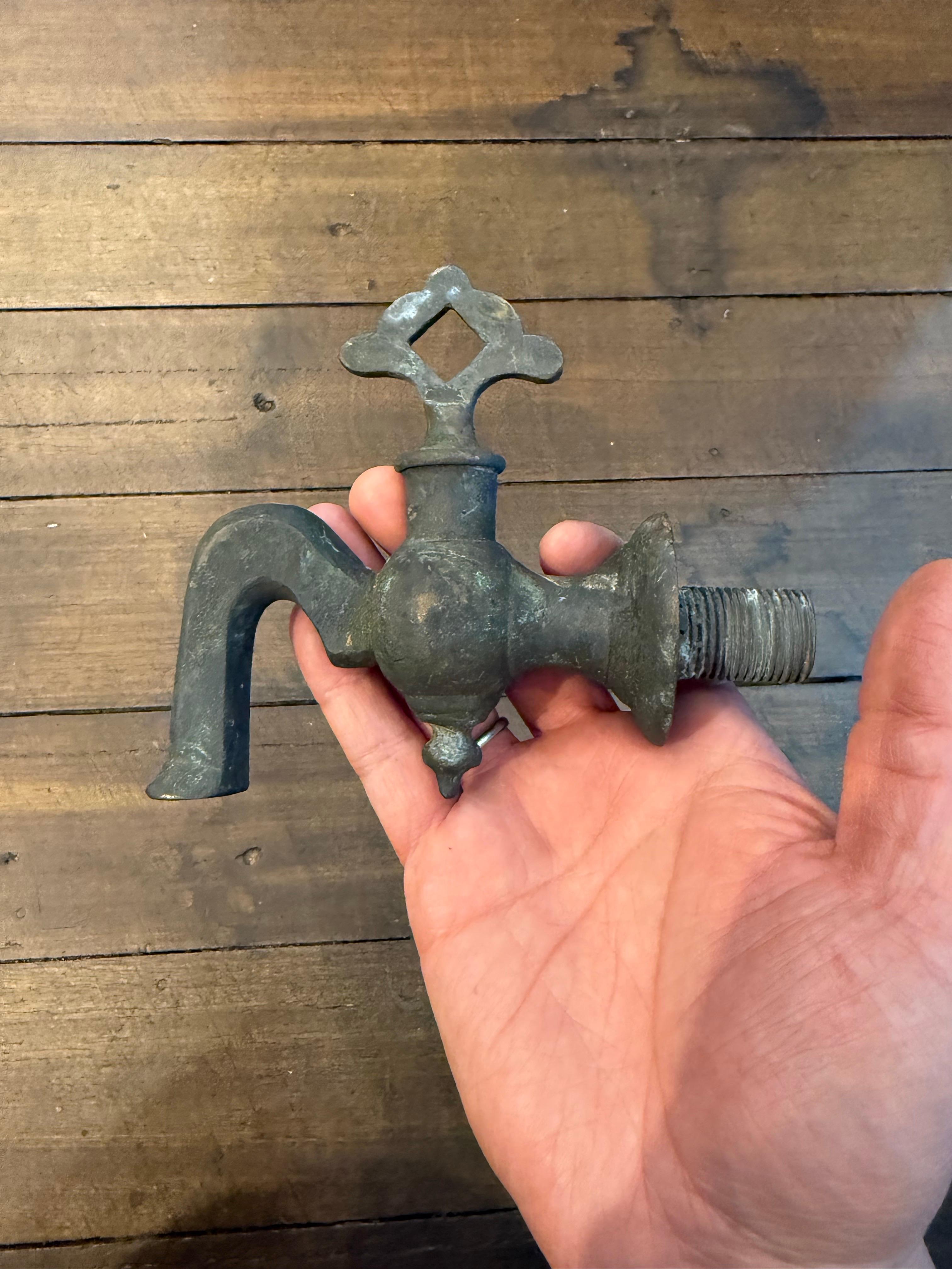 Grifo de bronce fundido con asa fija en venta 1