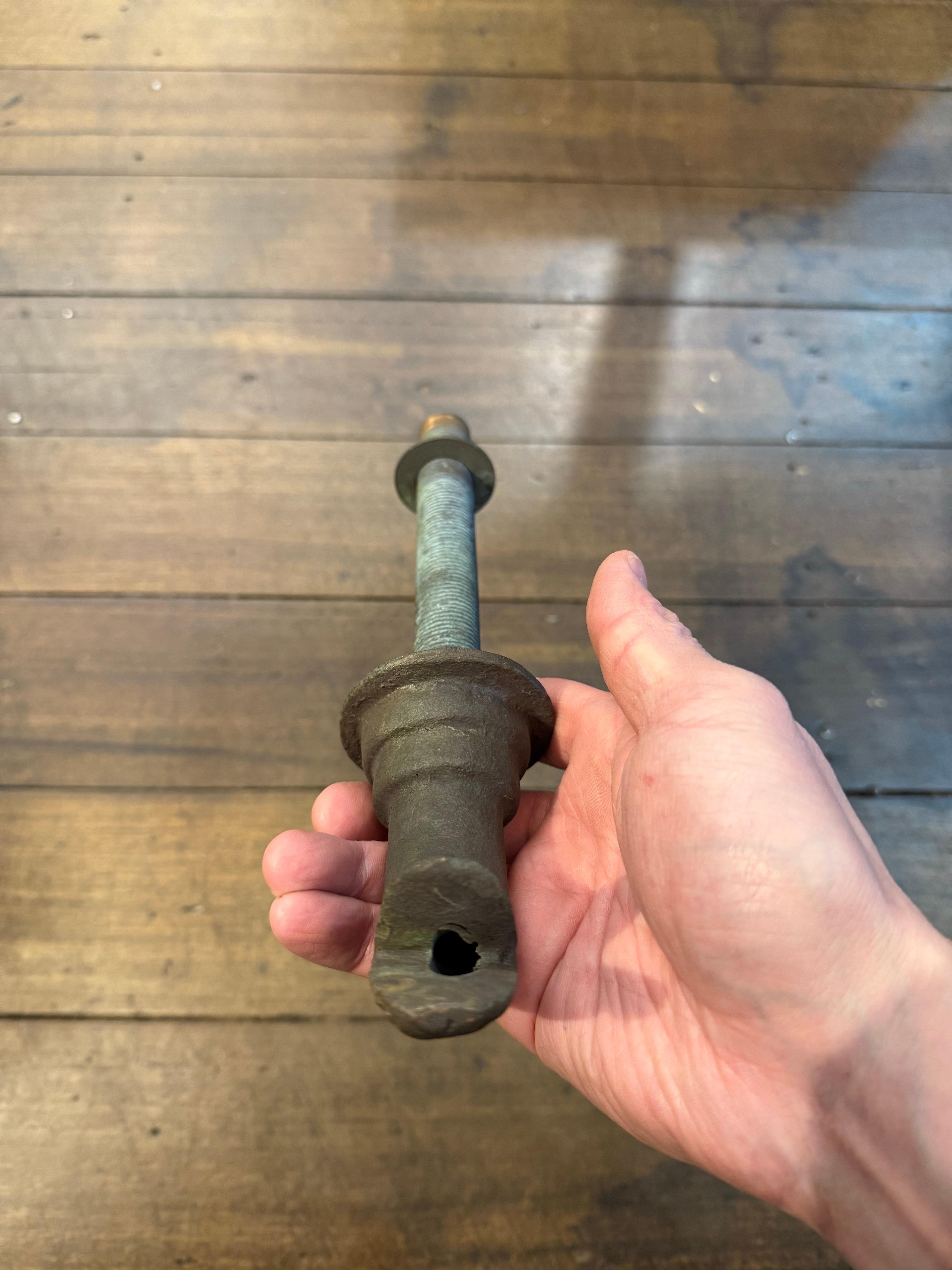 Cuillère de dauphin en bronze moulé en vente 3