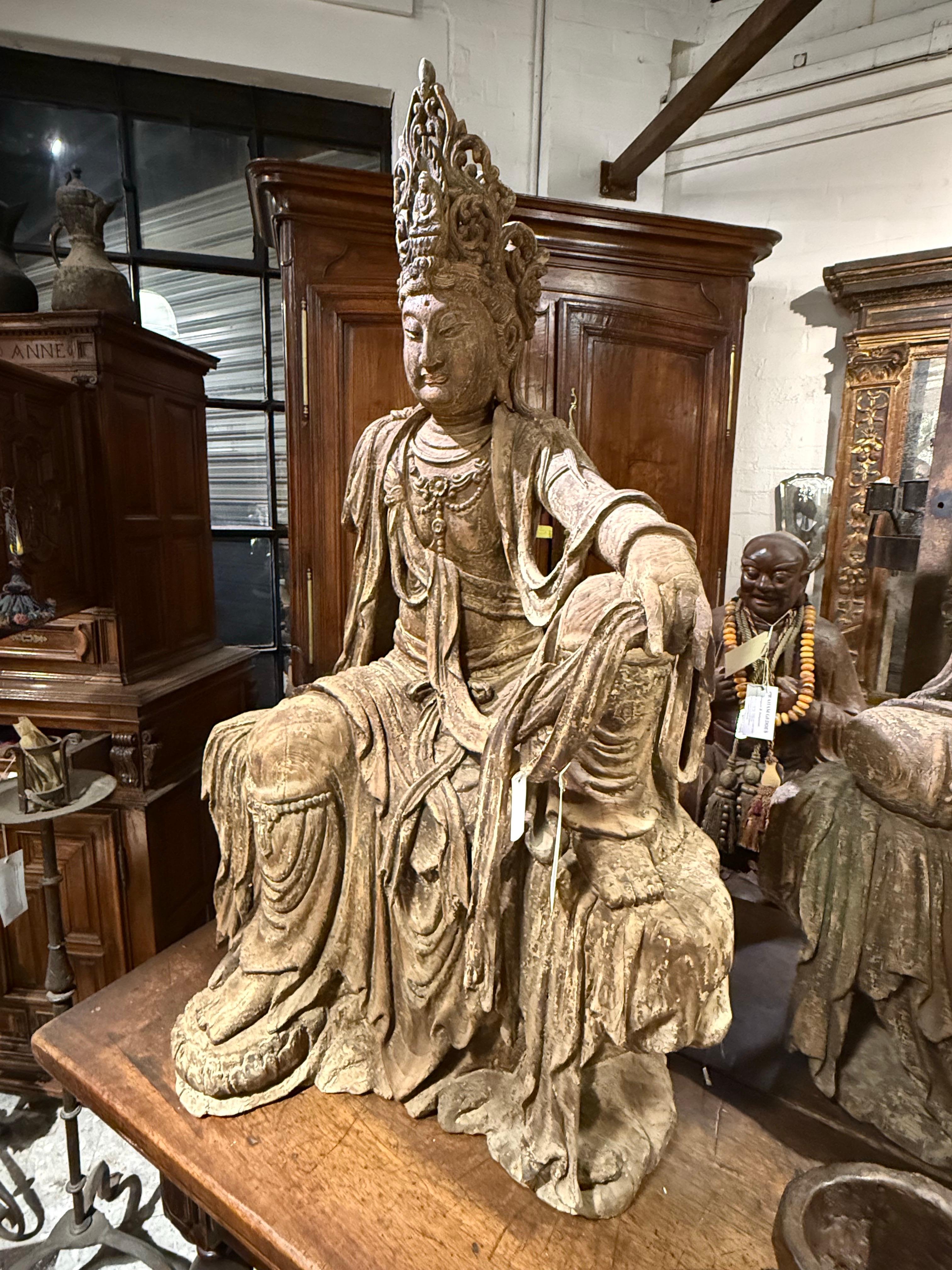 Una grande figura di Guanyin in legno intagliato cinese, tarda dinastia Qing in vendita 1