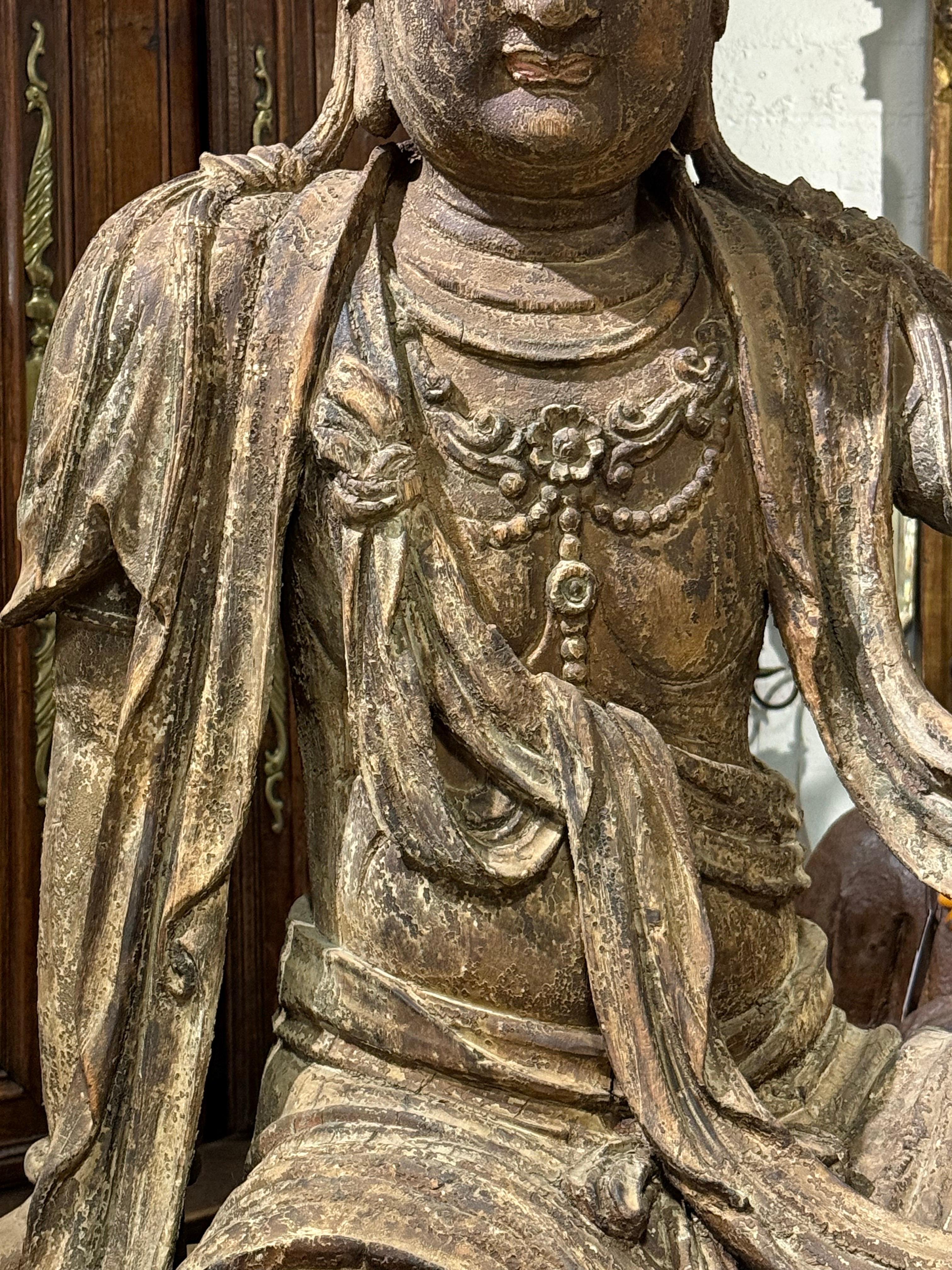 Legno massiccio Una grande figura di Guanyin in legno intagliato cinese, tarda dinastia Qing in vendita