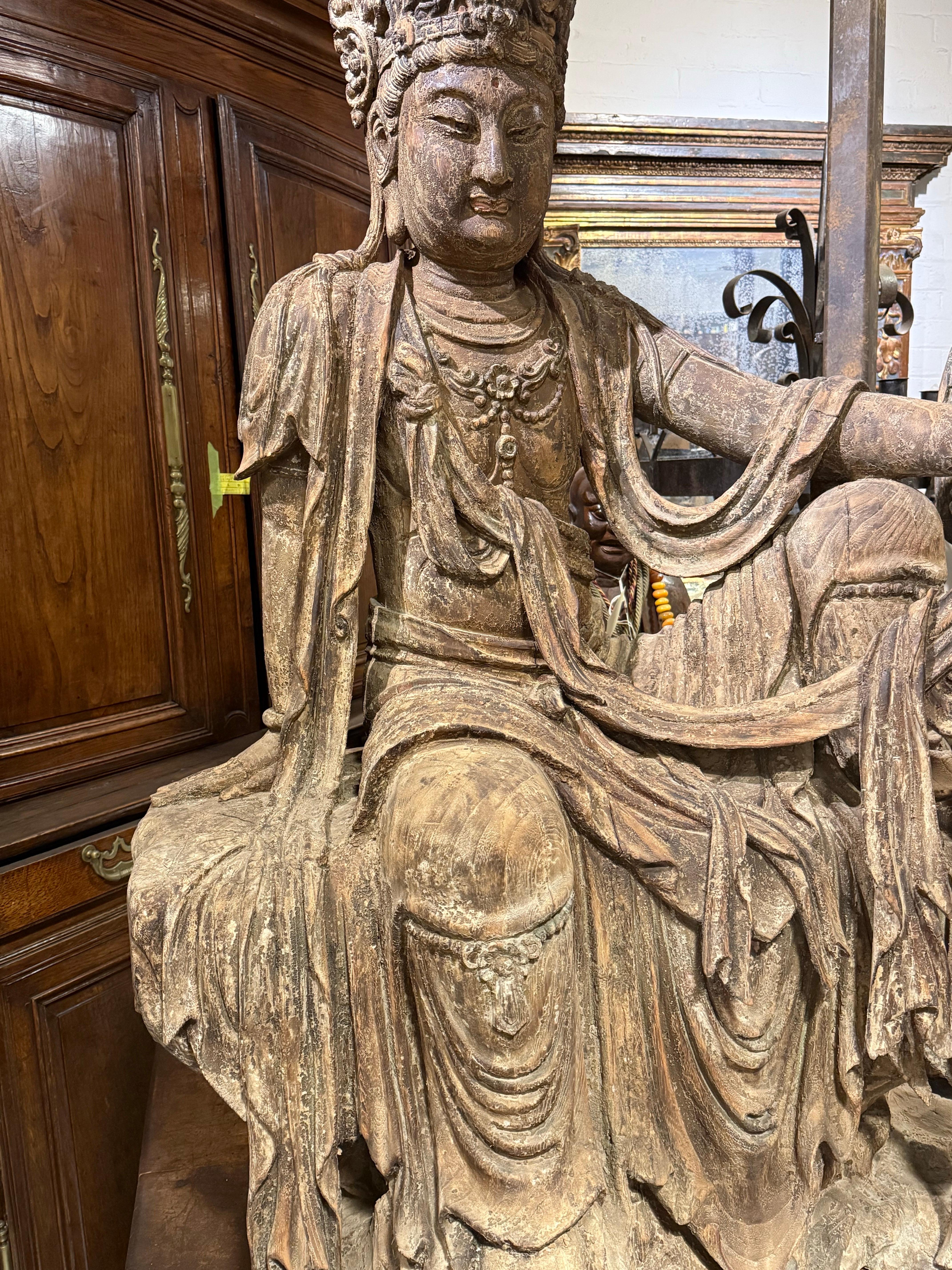 Una grande figura di Guanyin in legno intagliato cinese, tarda dinastia Qing in vendita 2
