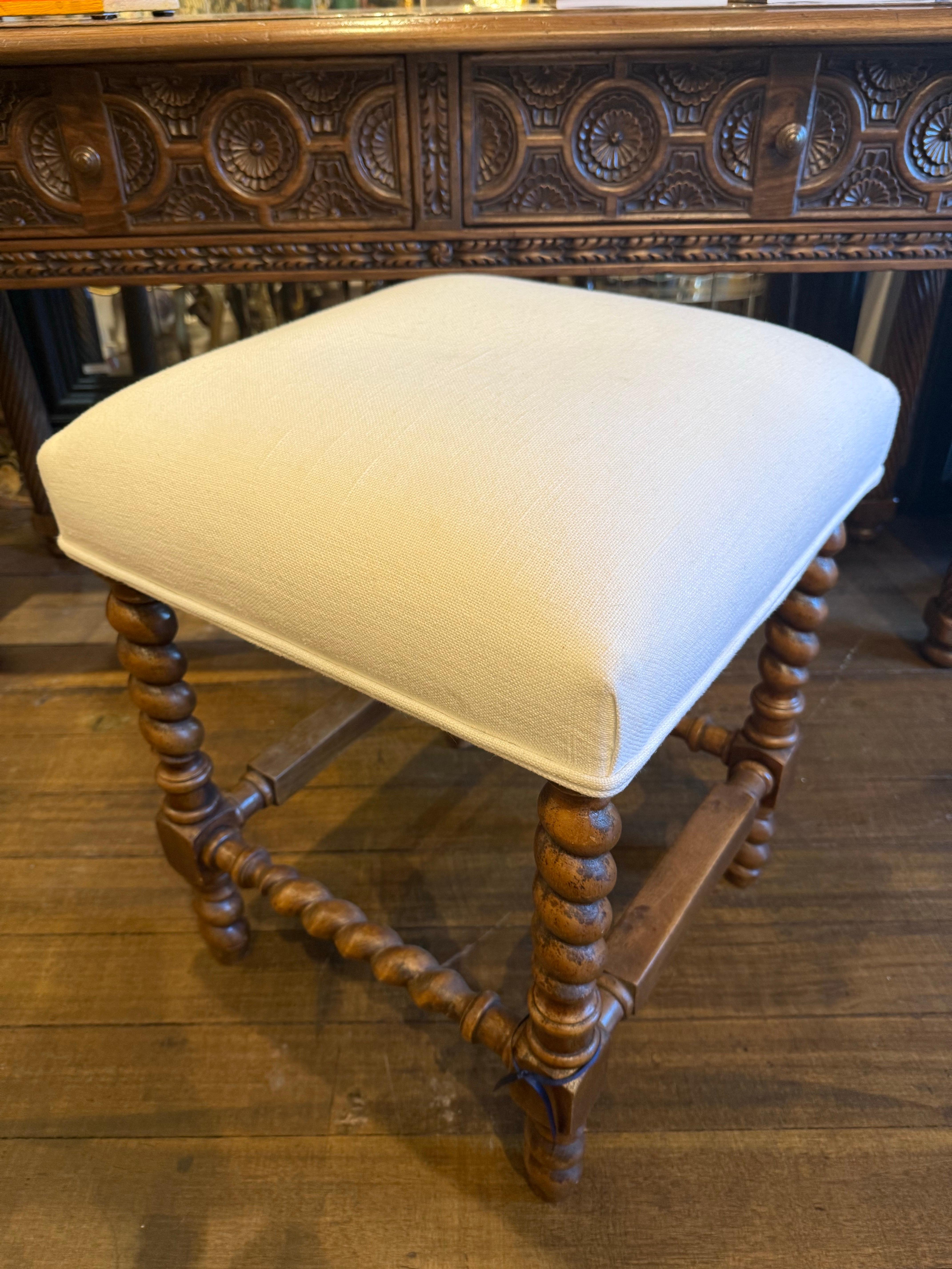 XXI secolo e contemporaneo Uno sgabello in stile Charles II rivestito con tessuto bianco in vendita