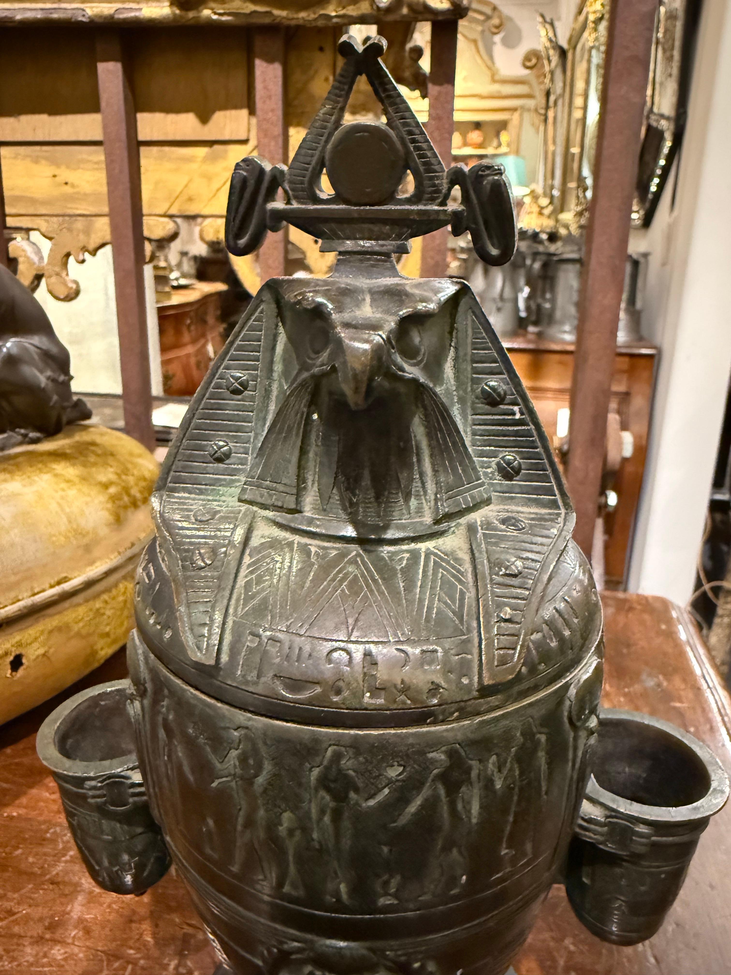 Vaso di bronzo in stile egiziano con coperchio, inizio XIX secolo in vendita 1