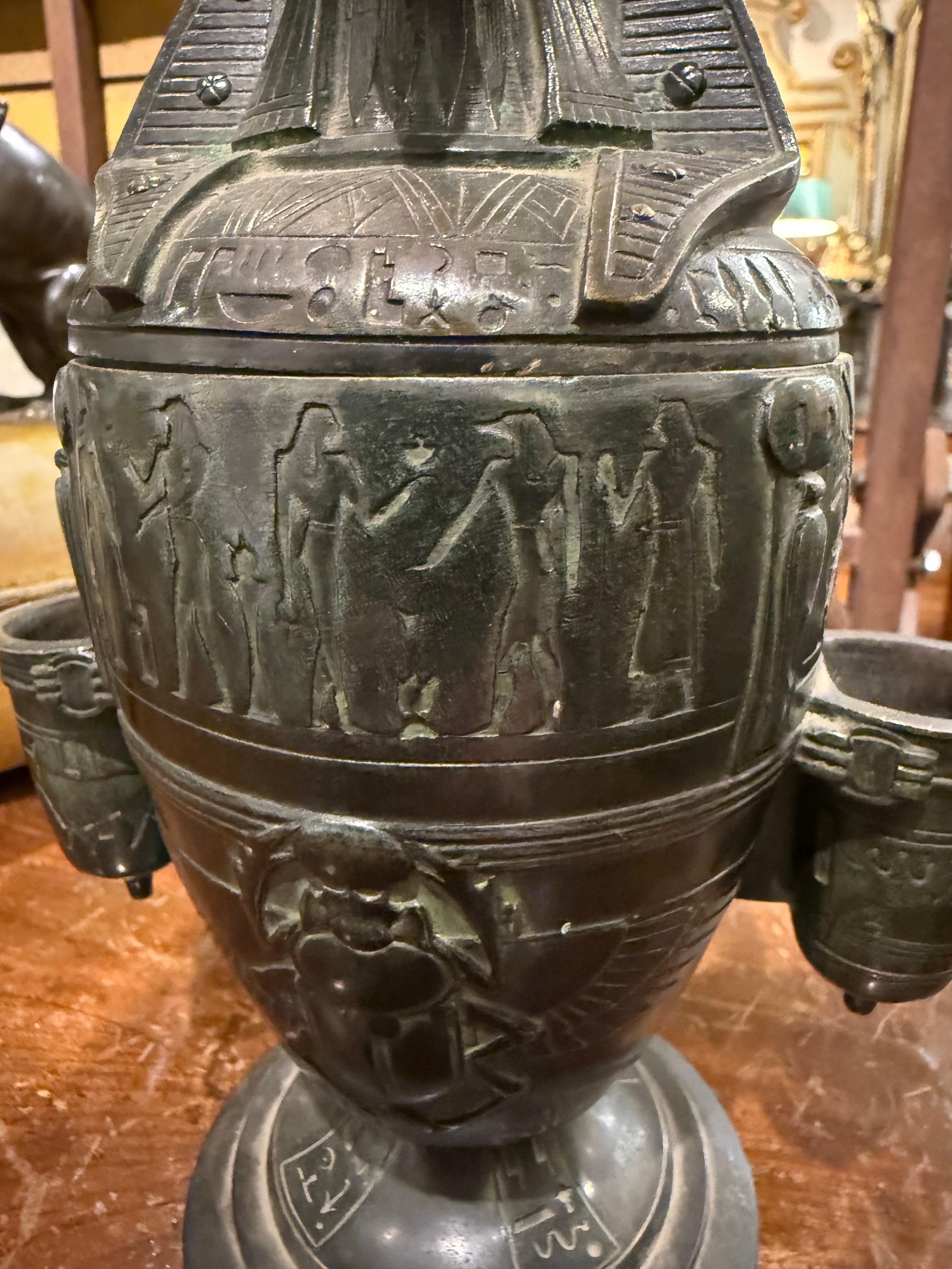 Vaso di bronzo in stile egiziano con coperchio, inizio XIX secolo in vendita 2