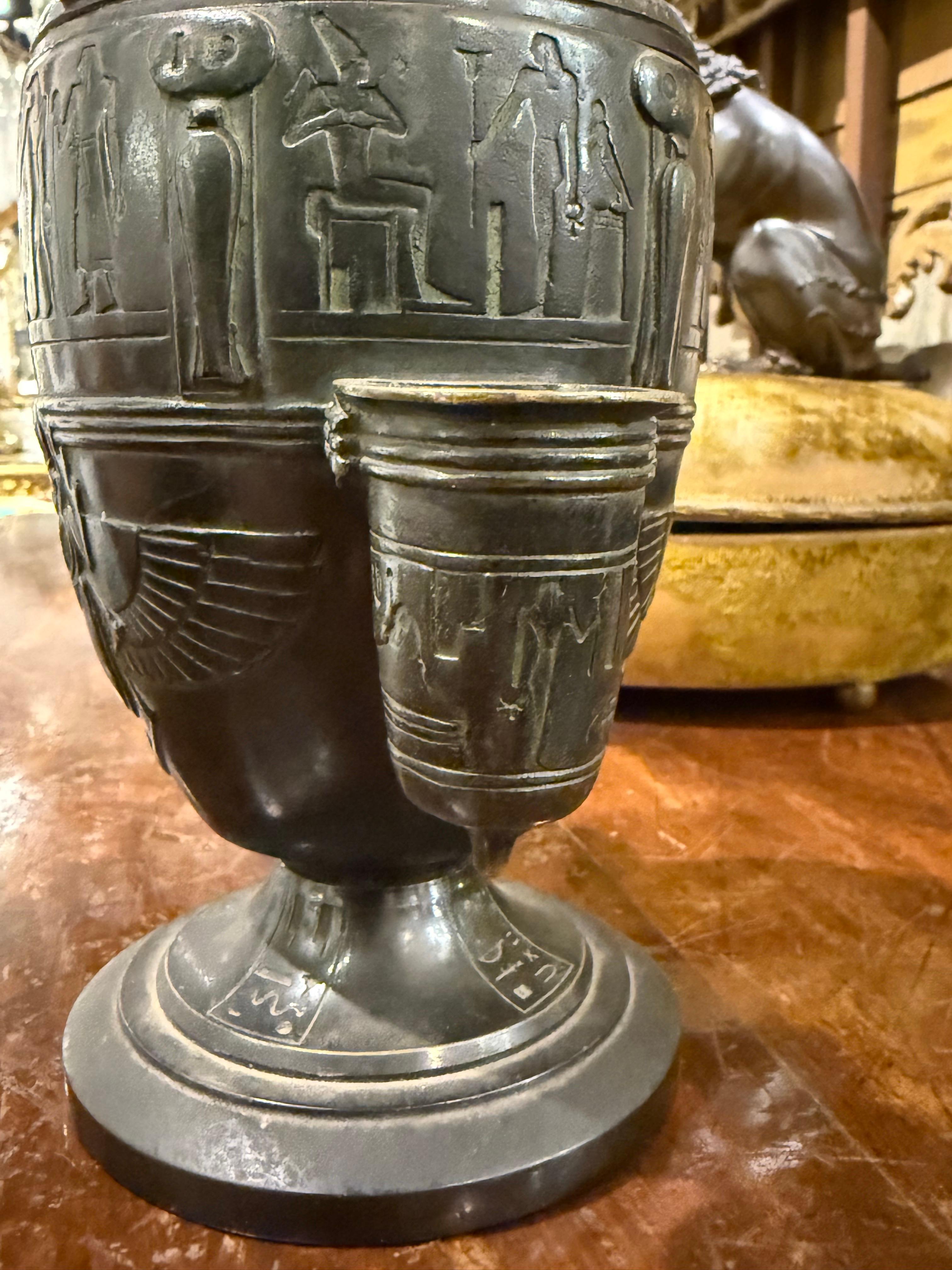 Vaso di bronzo in stile egiziano con coperchio, inizio XIX secolo in vendita 3