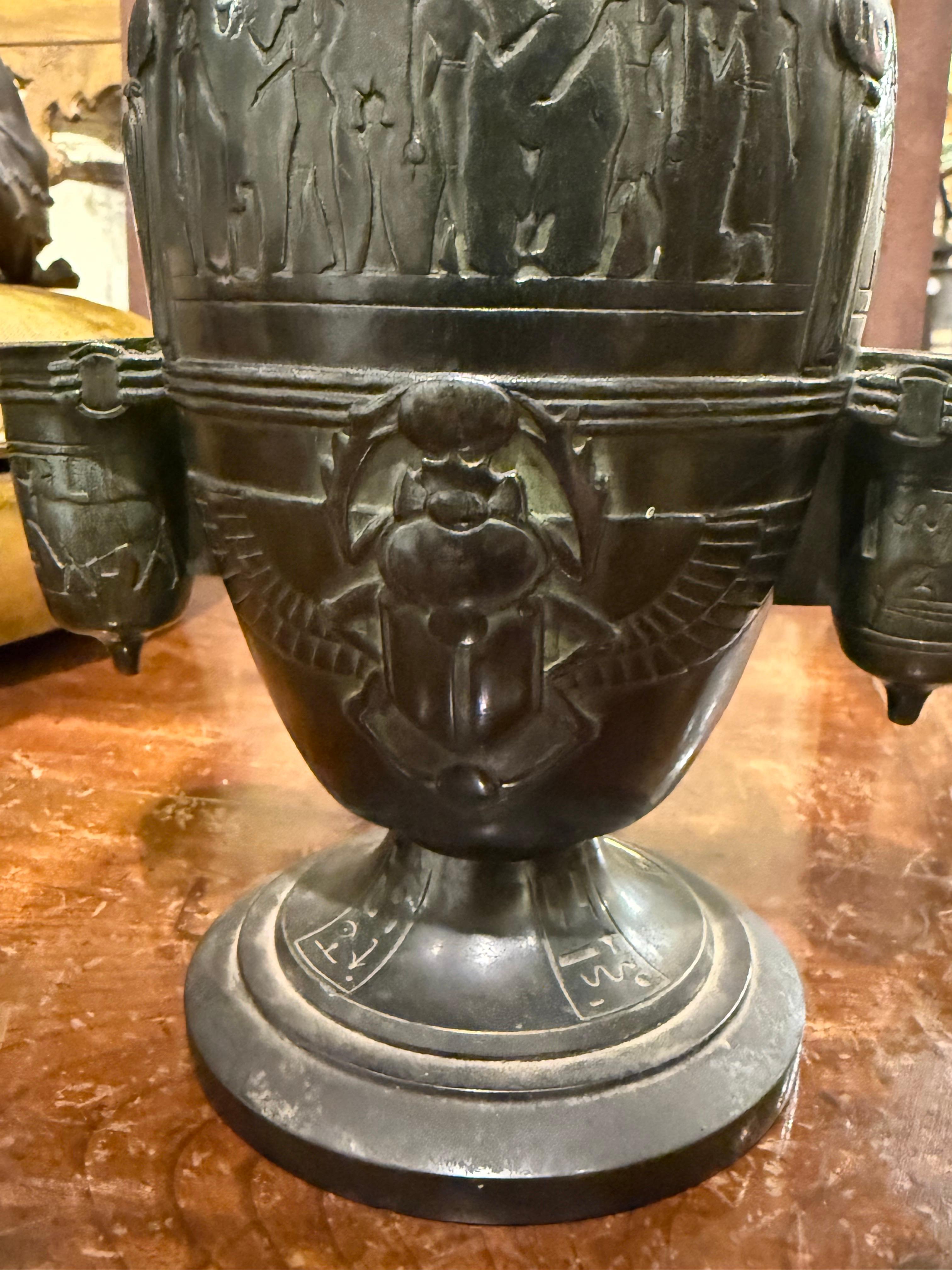Vaso di bronzo in stile egiziano con coperchio, inizio XIX secolo in vendita 4