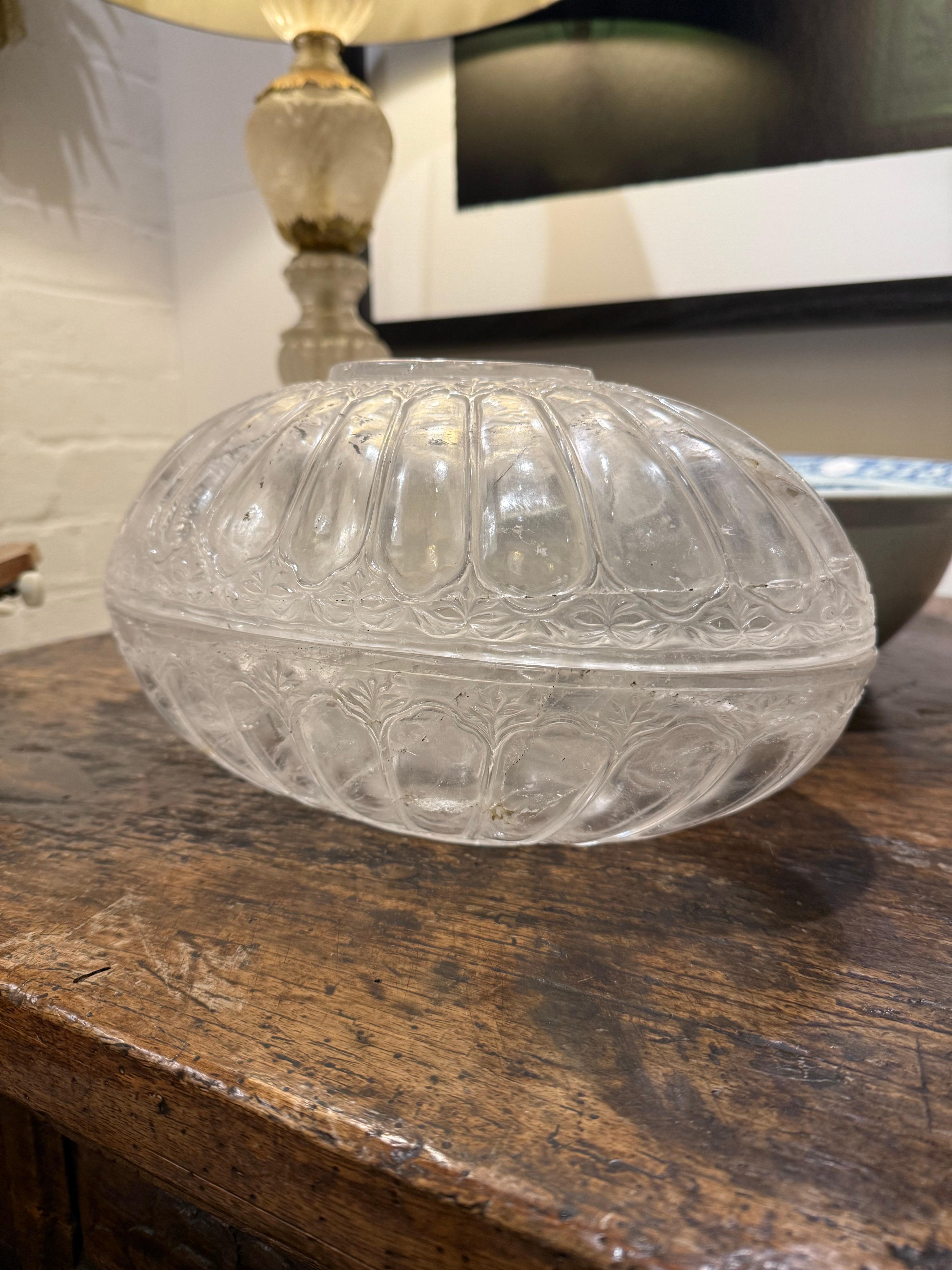 Un cuenco de cristal de roca tallado, principios del siglo XX en venta 1