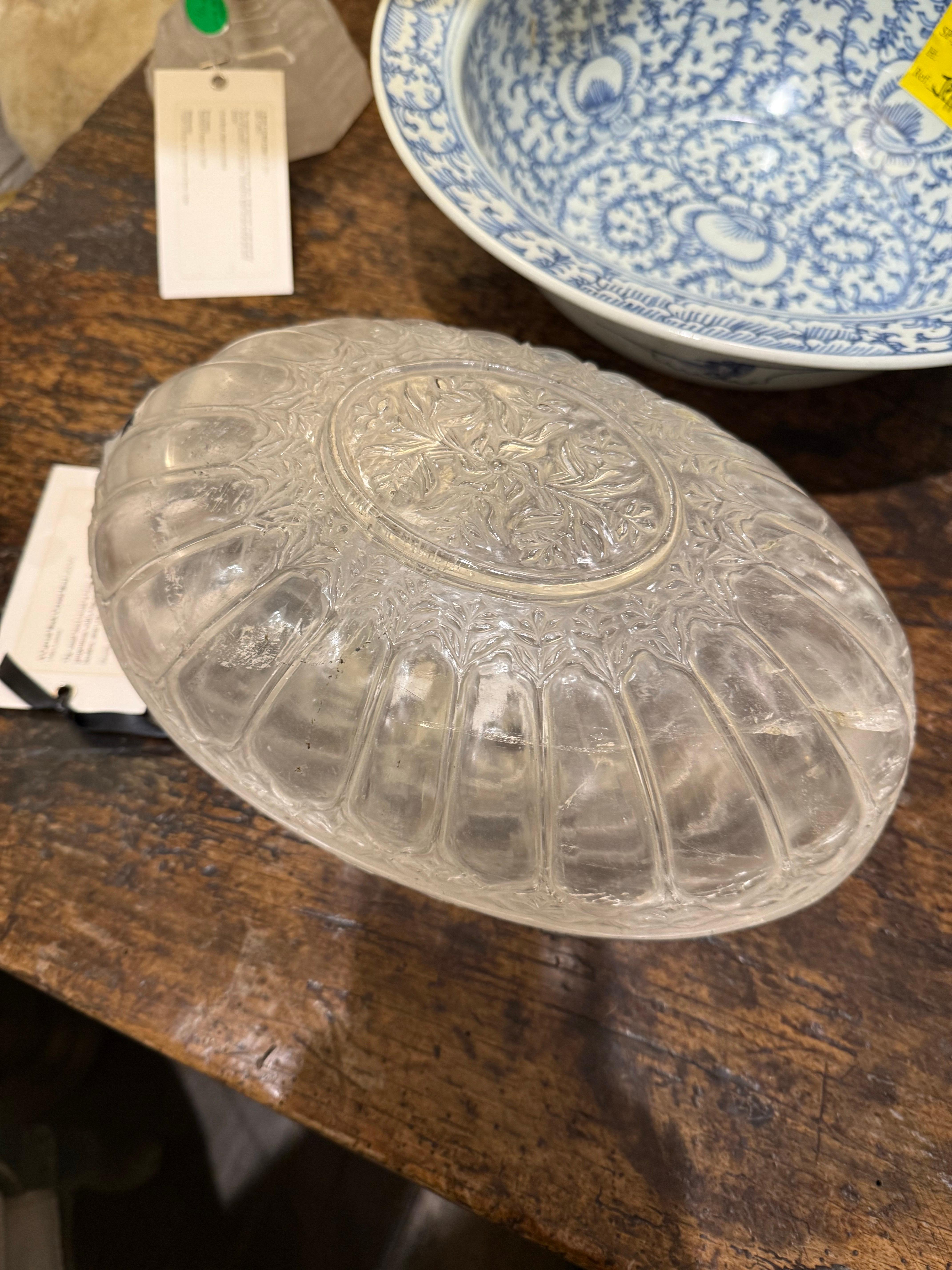 Un cuenco de cristal de roca tallado, principios del siglo XX en venta 3