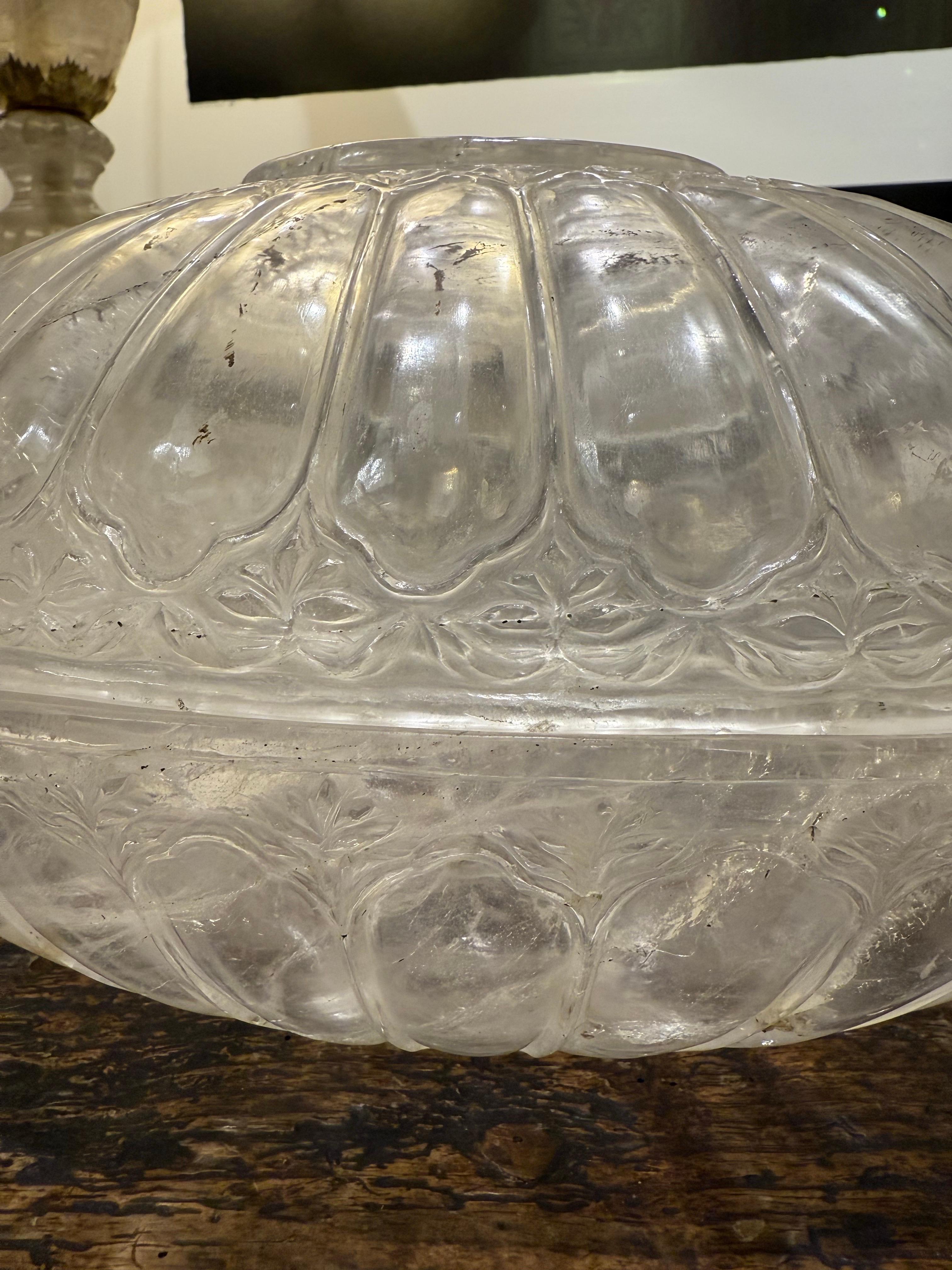 Un cuenco de cristal de roca tallado, principios del siglo XX en venta 4