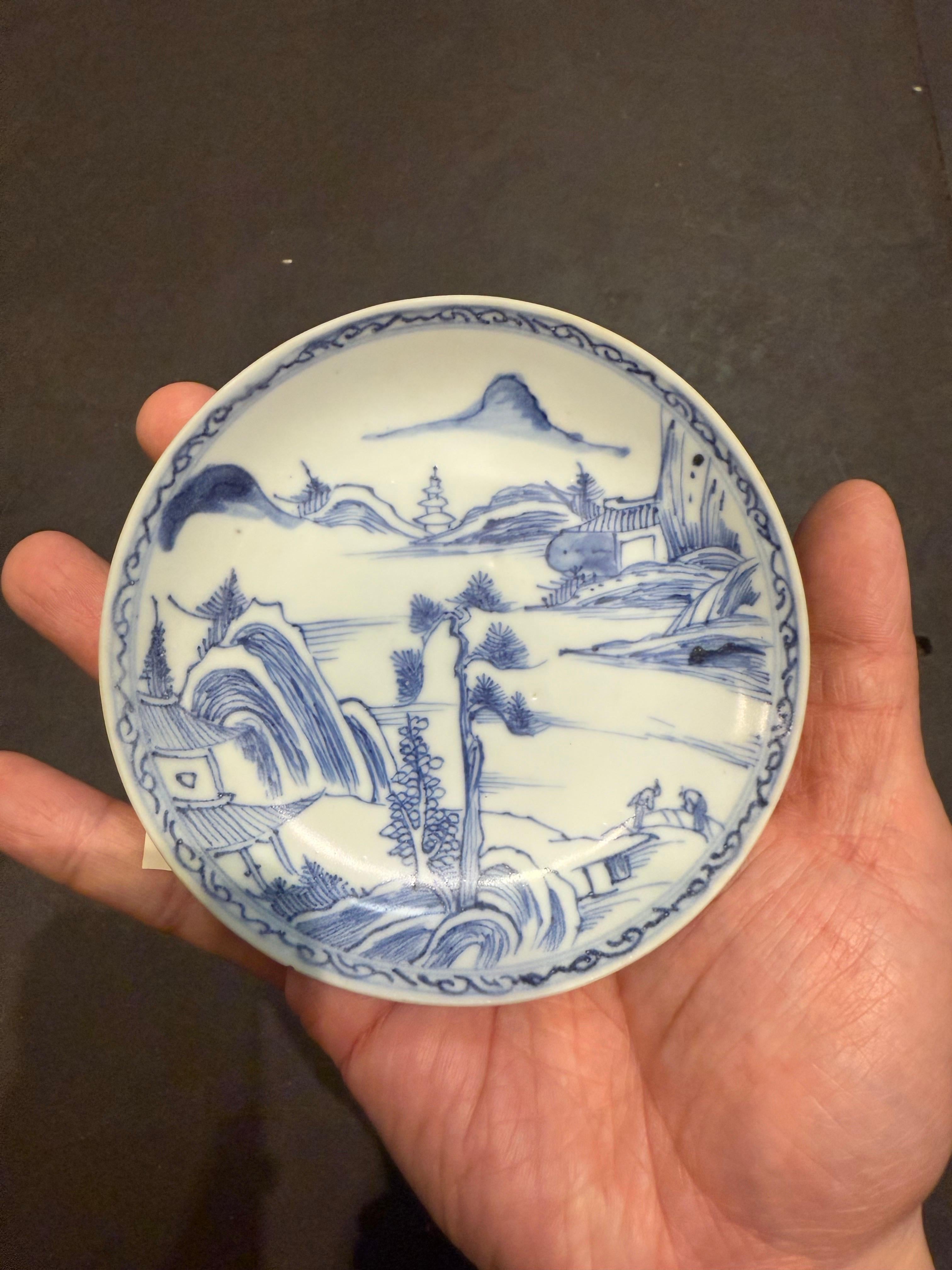 Céramique Un plat bleu et blanc, période Yongzheng, dynastie Qing Ex Sotheby's en vente