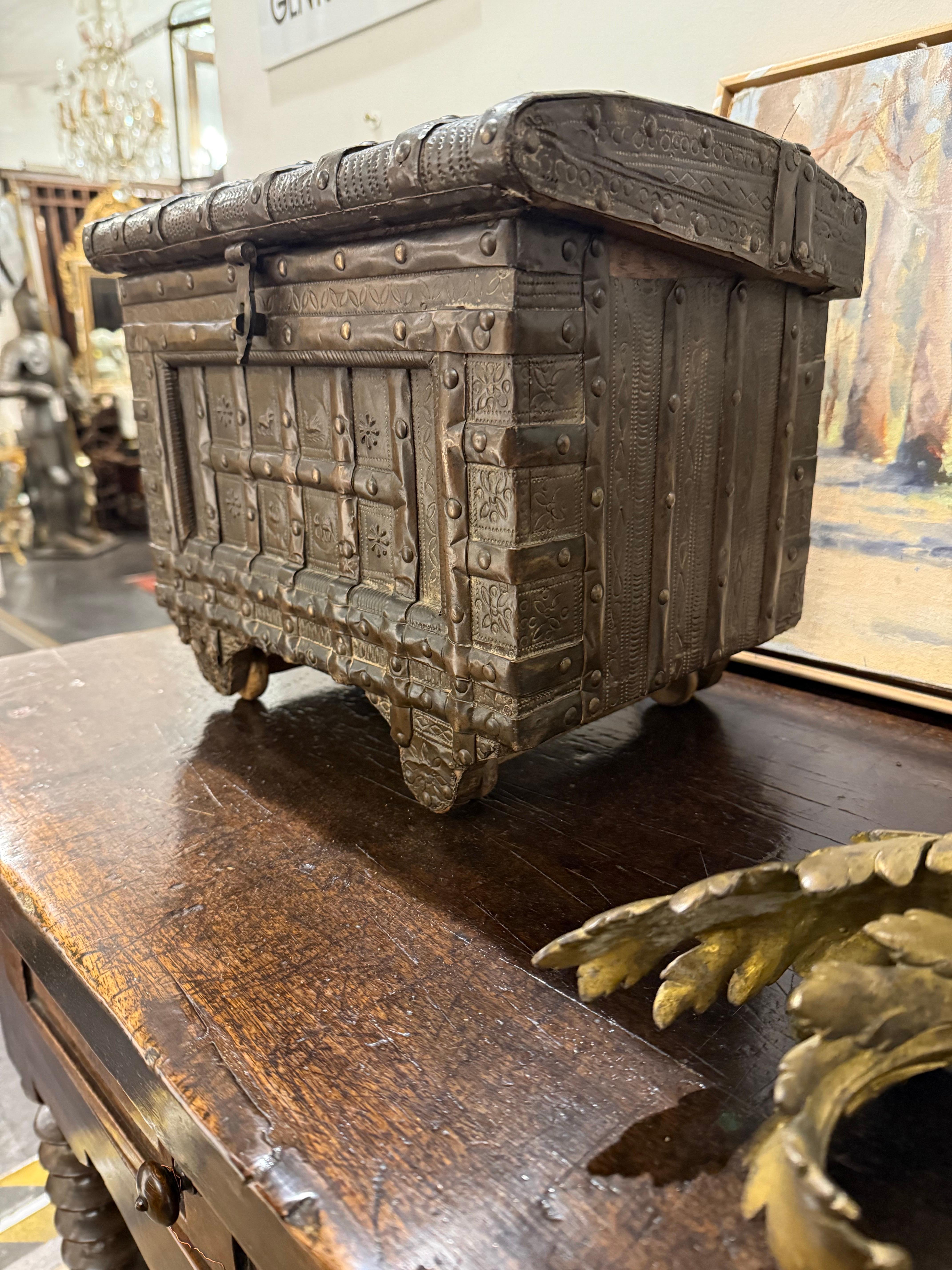 Caja de dote gujarati de madera y estaño prensado, principios del siglo XX en venta 2