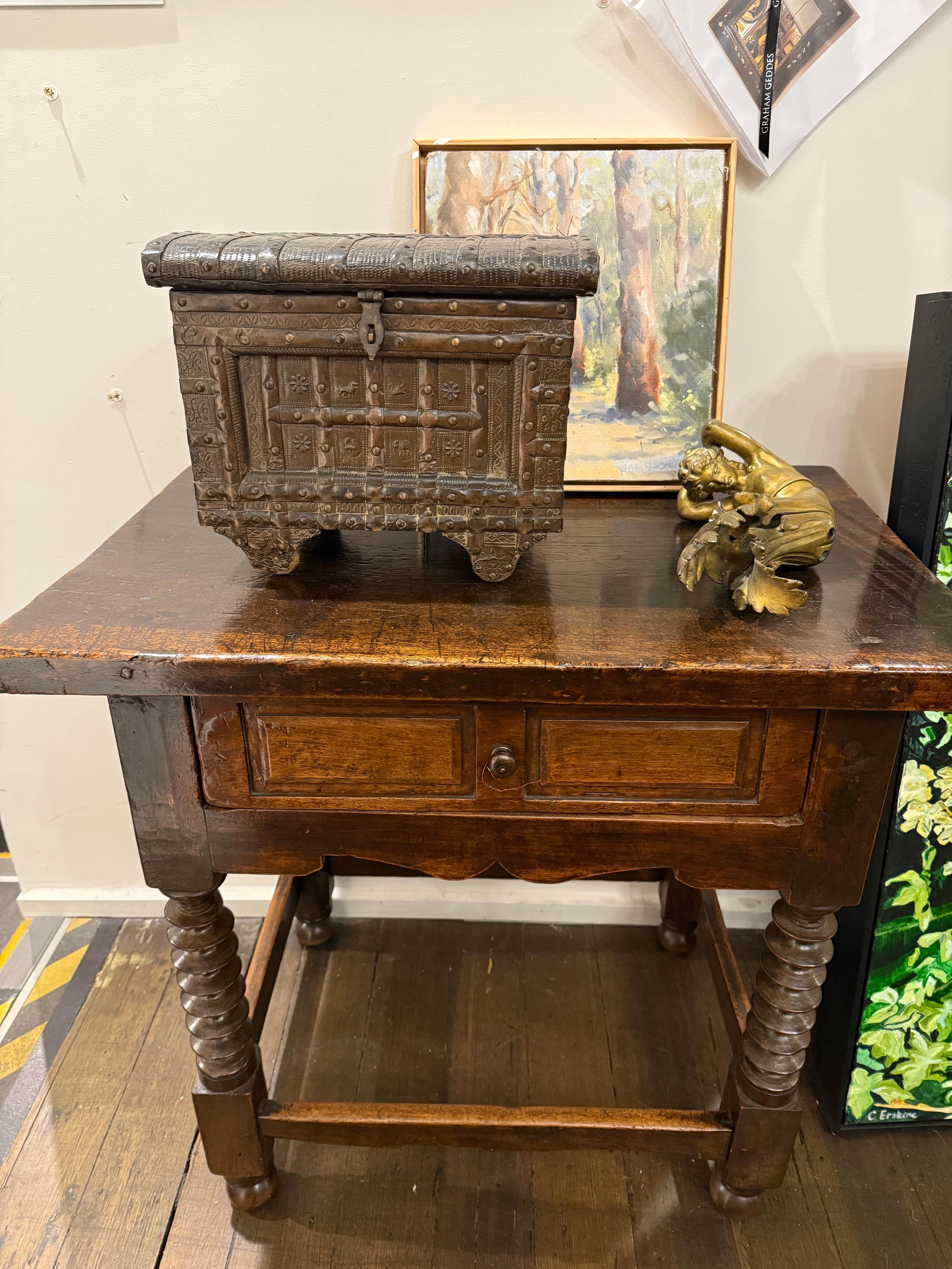 Caja de dote gujarati de madera y estaño prensado, principios del siglo XX en venta 3