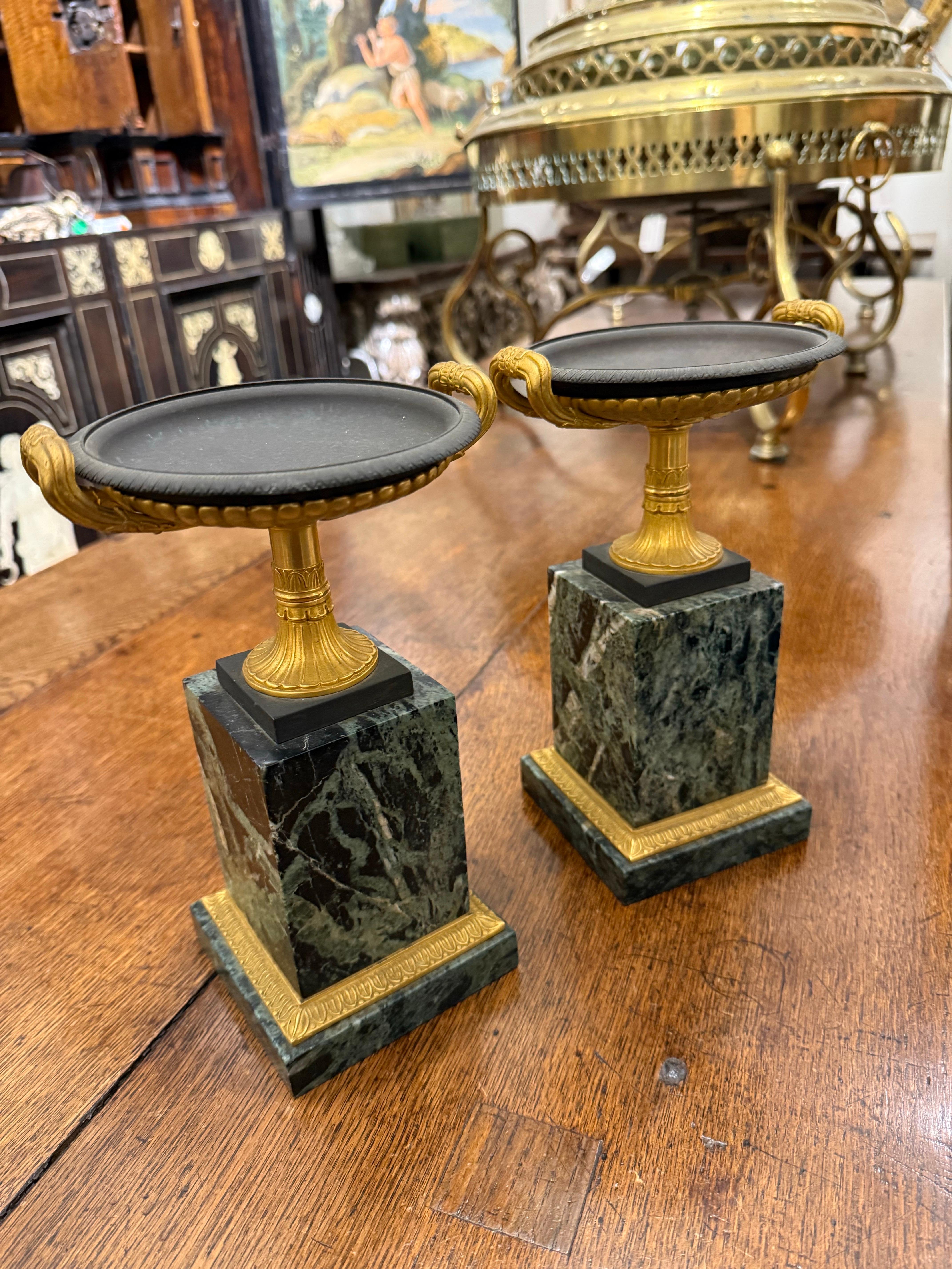 Ein Paar vergoldete französische Empire-Tazzas aus Bronze und Verde-Marmor aus dem 19. Jahrhundert im Angebot 2