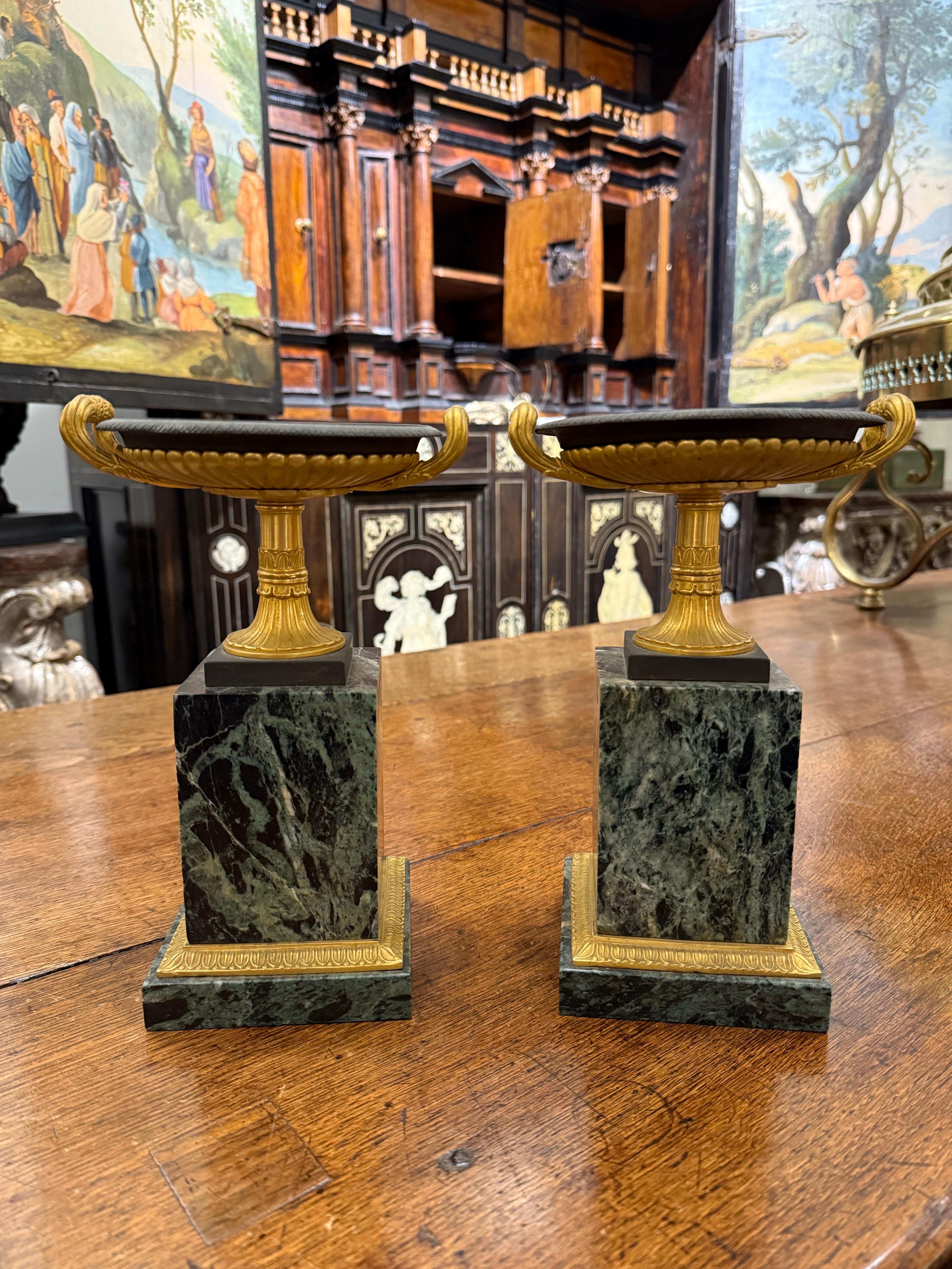 Ein Paar vergoldete französische Empire-Tazzas aus Bronze und Verde-Marmor aus dem 19. Jahrhundert im Angebot 3