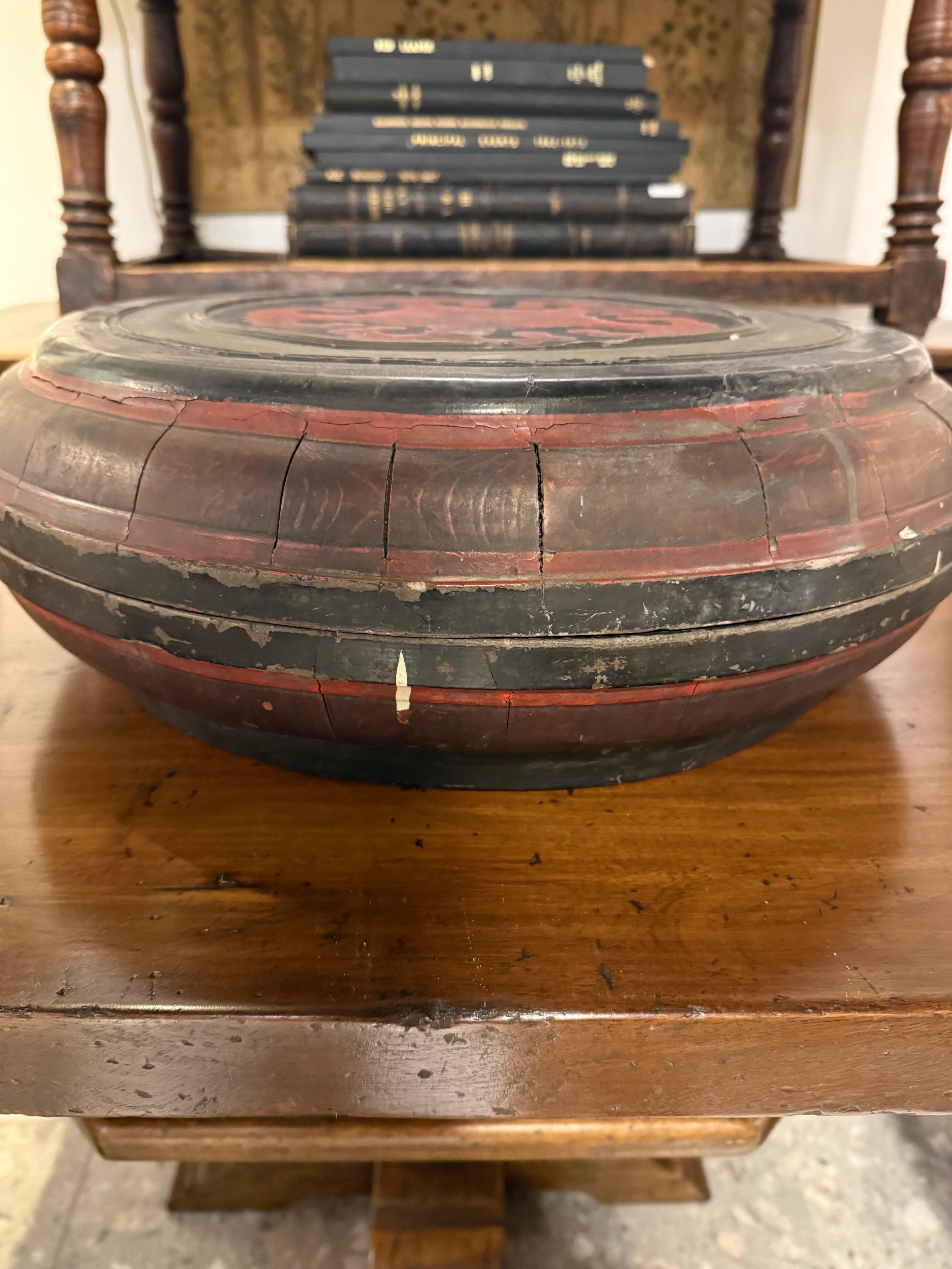 A Round Chinese Red and Black Lacquer Box, 19th Century For Sale 1