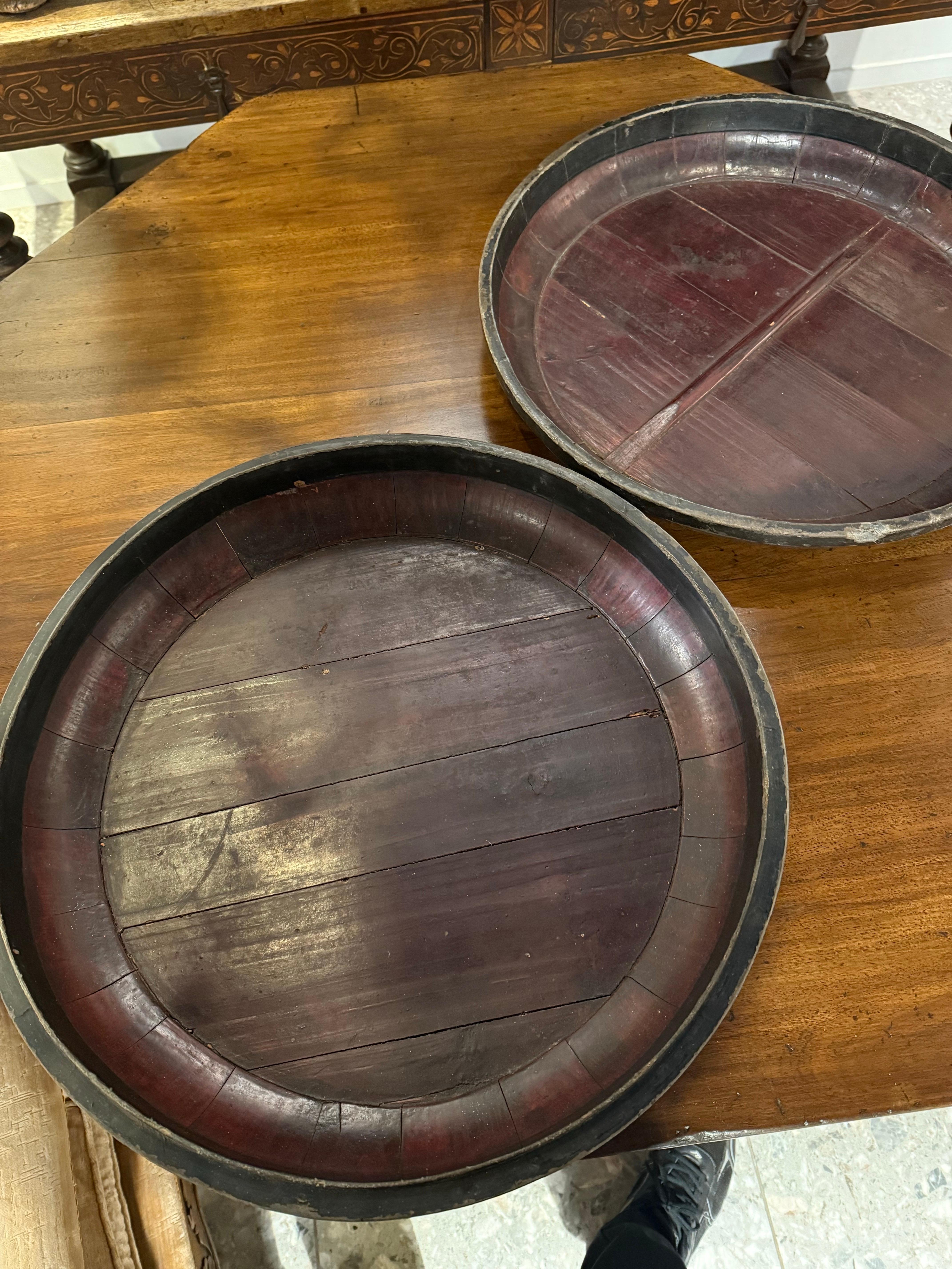 A Round Chinese Red and Black Lacquer Box, 19th Century For Sale 4