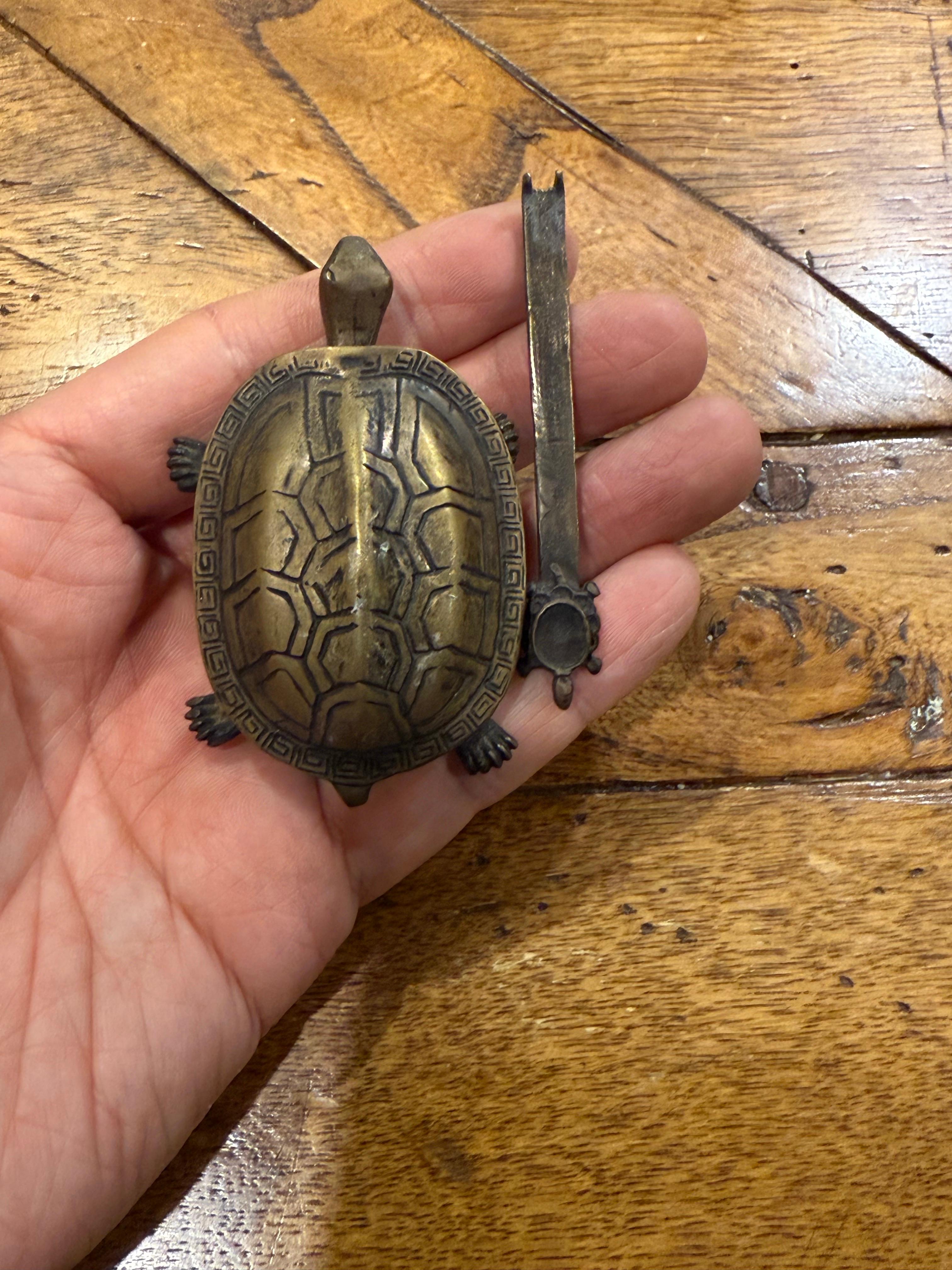 Chinesisches Messingschloss in Form einer Schildkröte, frühes 20. Jahrhundert im Angebot 3