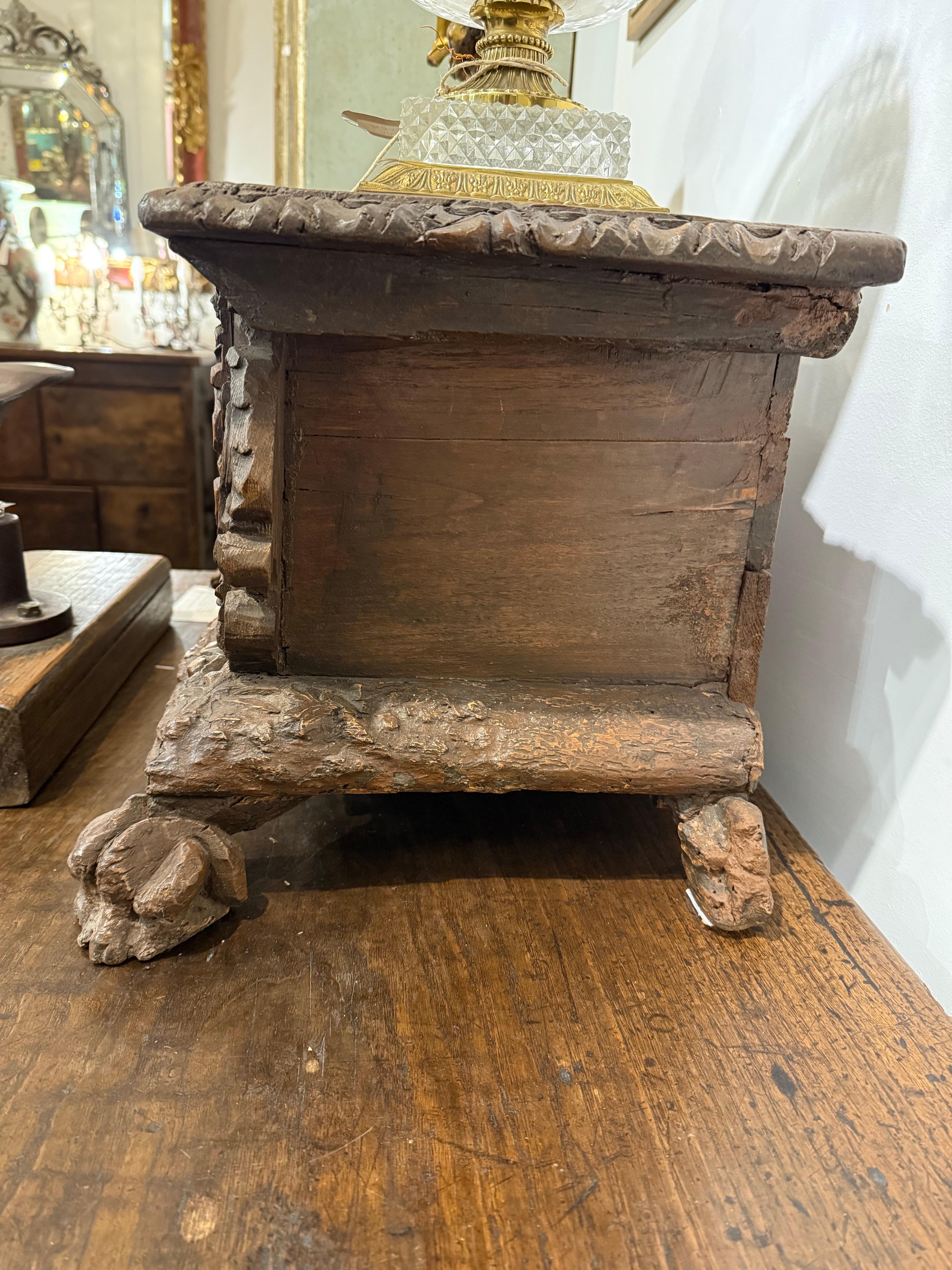 Pequeña arqueta de roble y pino, finales del siglo XVI - principios del XVII en venta 2