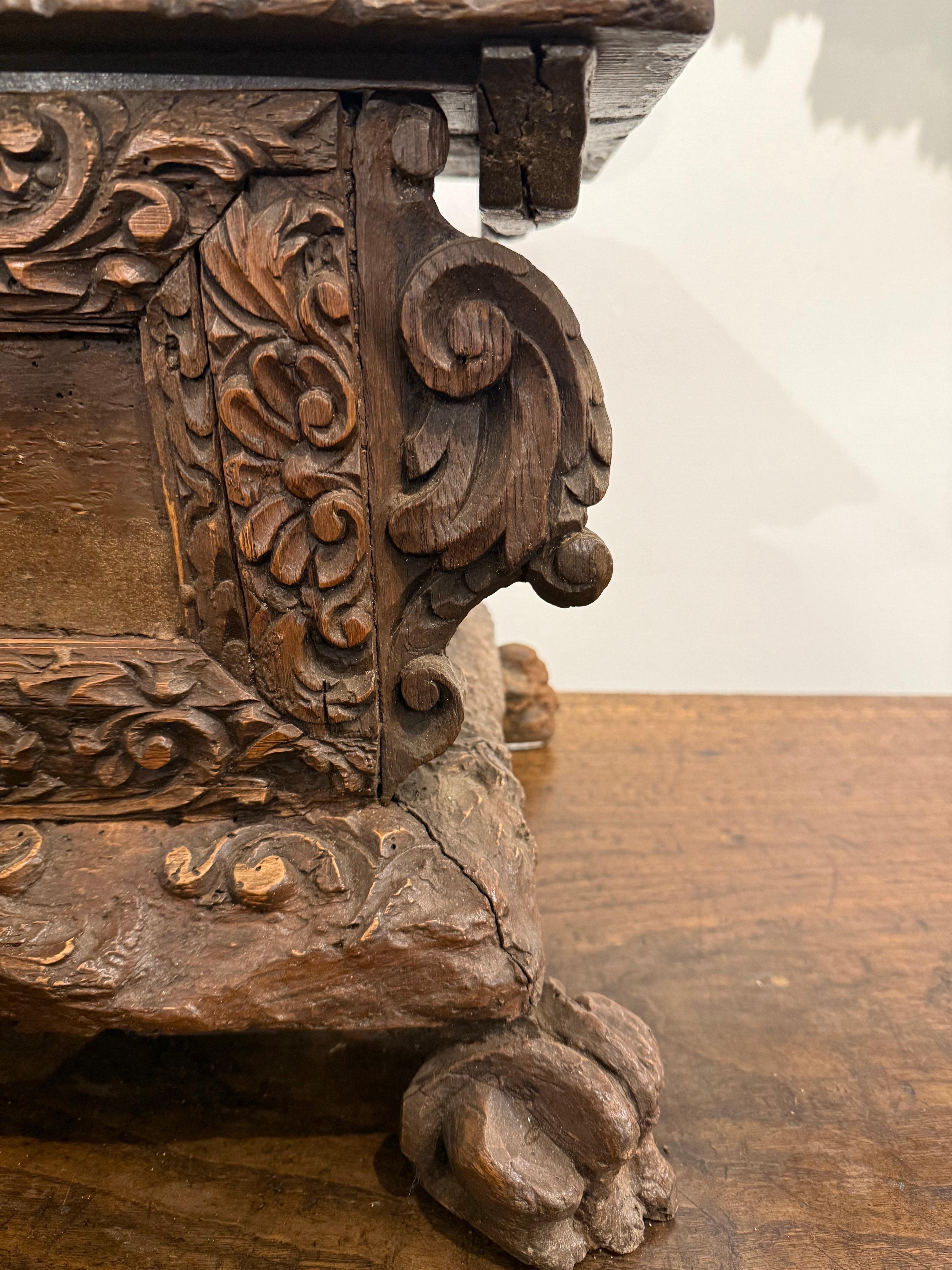Pequeña arqueta de roble y pino, finales del siglo XVI - principios del XVII en venta 1