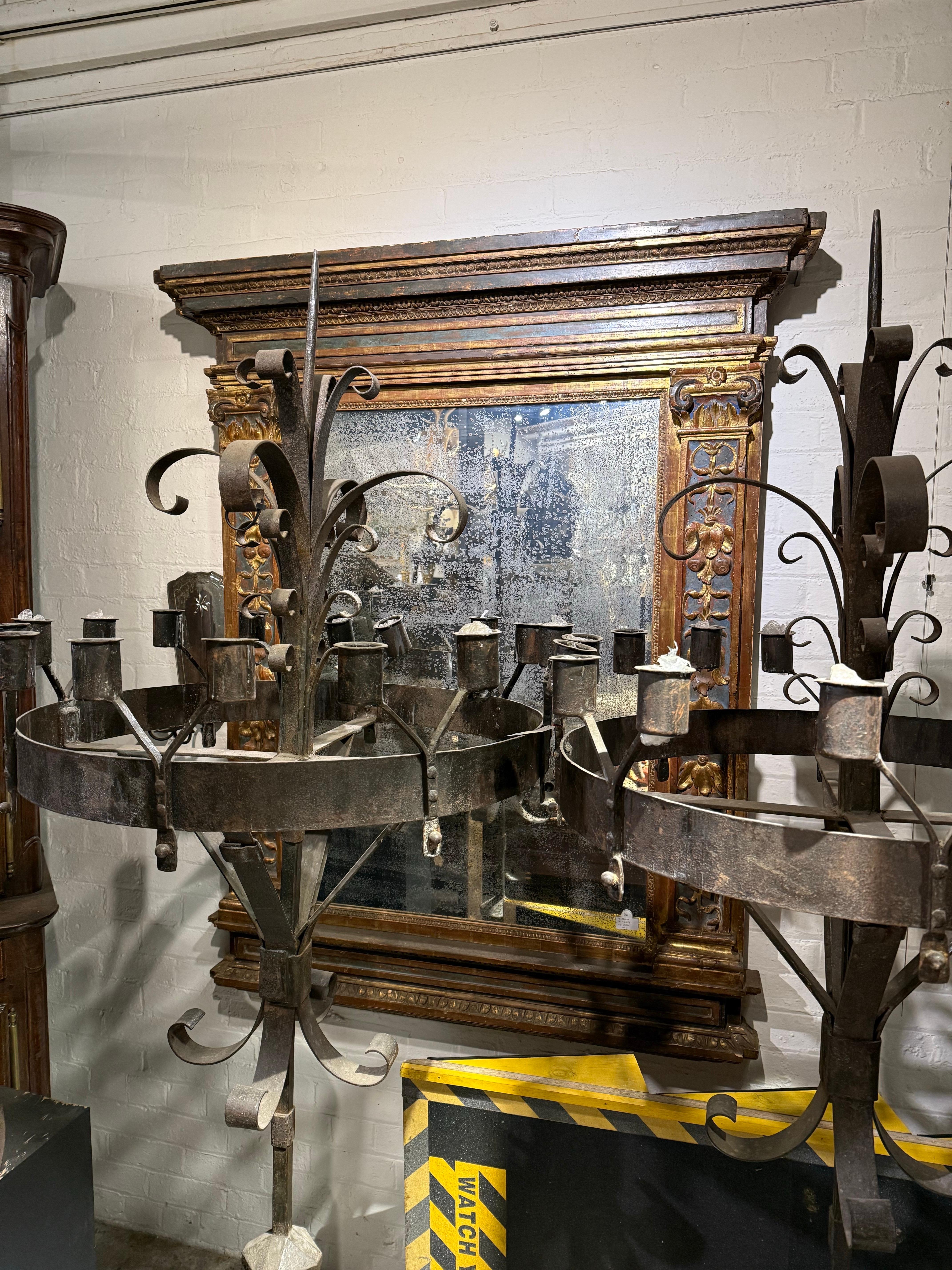 Legno massiccio Specchio neoclassico toscano dorato e policromo, italiano CIRCA 1760 in vendita