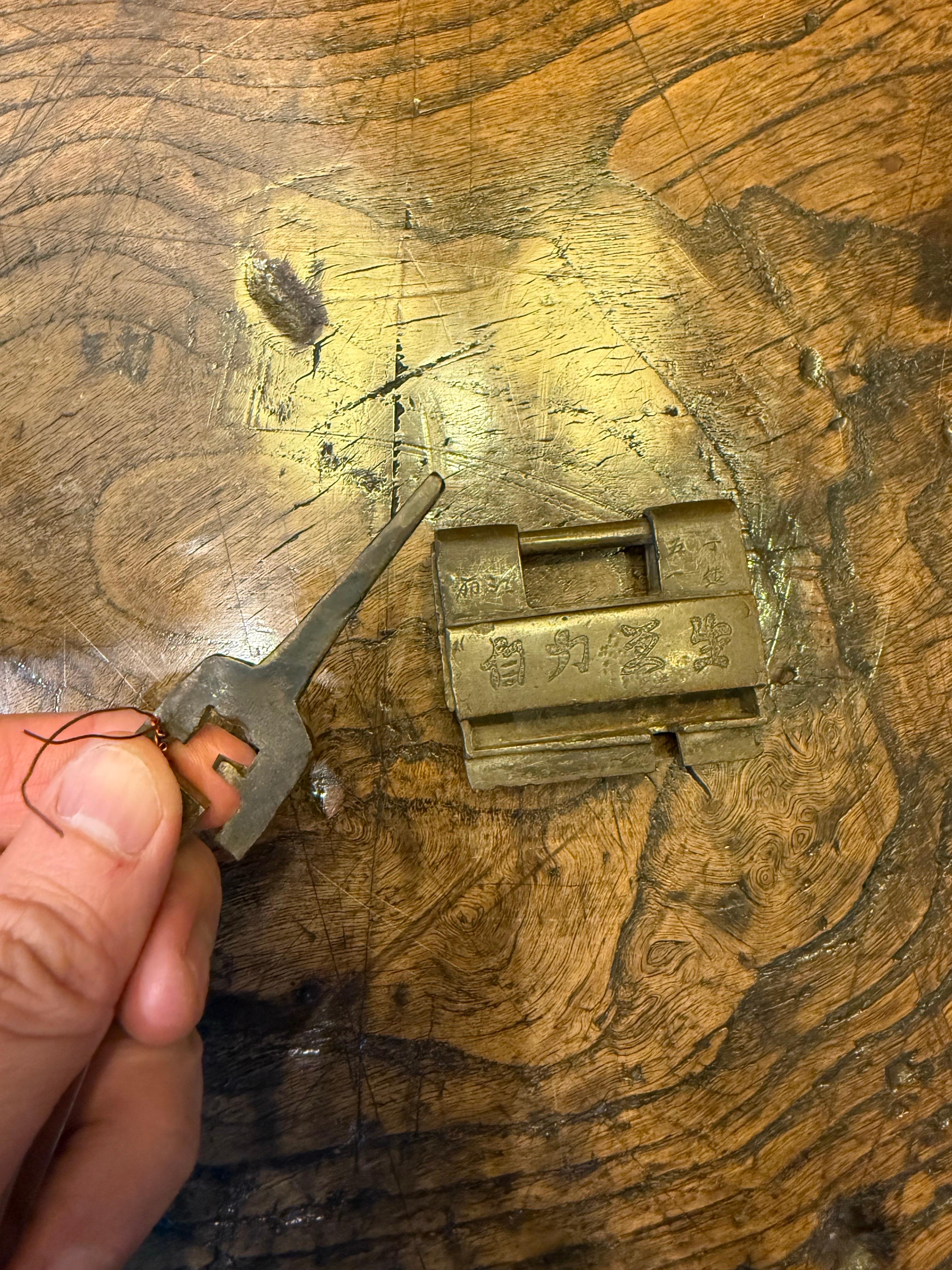 Una cerradura china vintage de latón con llave Latón en venta