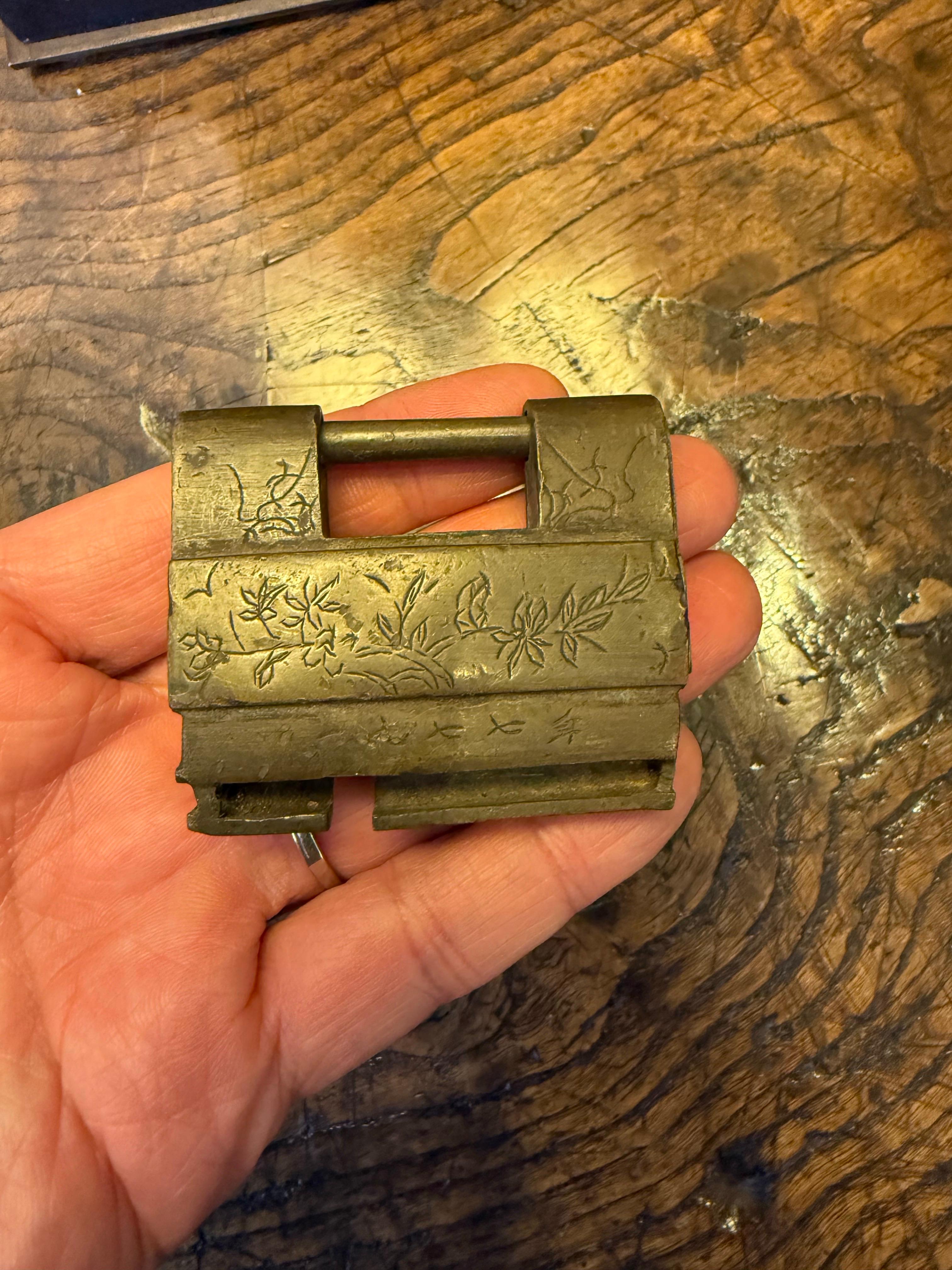 Una cerradura china vintage de latón con llave en venta 1